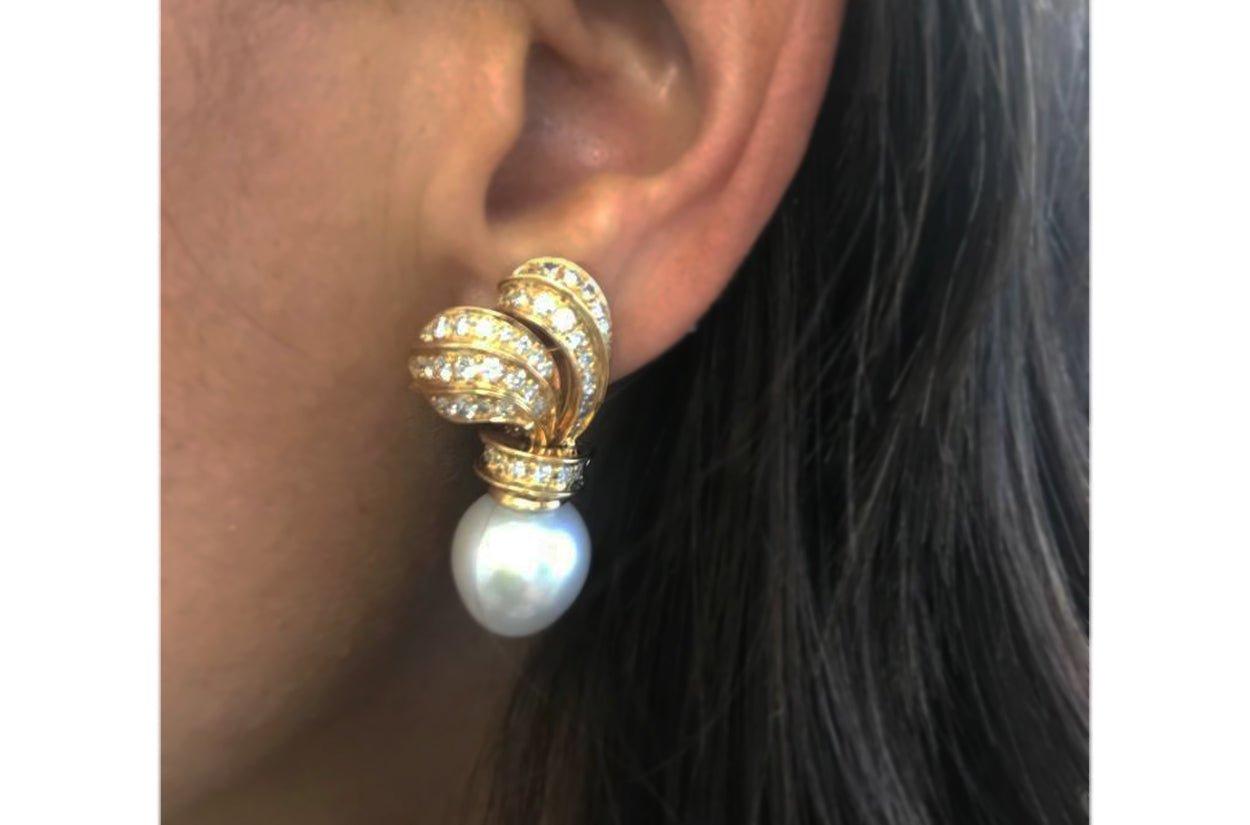 Contemporaneo Orecchini classici in oro 18kt con perle e diamanti dei mari del sud in vendita