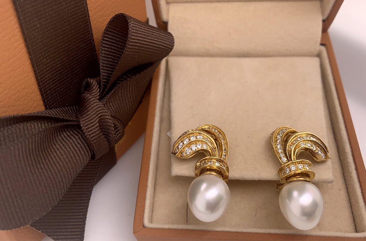Taglio rotondo Orecchini classici in oro 18kt con perle e diamanti dei mari del sud in vendita