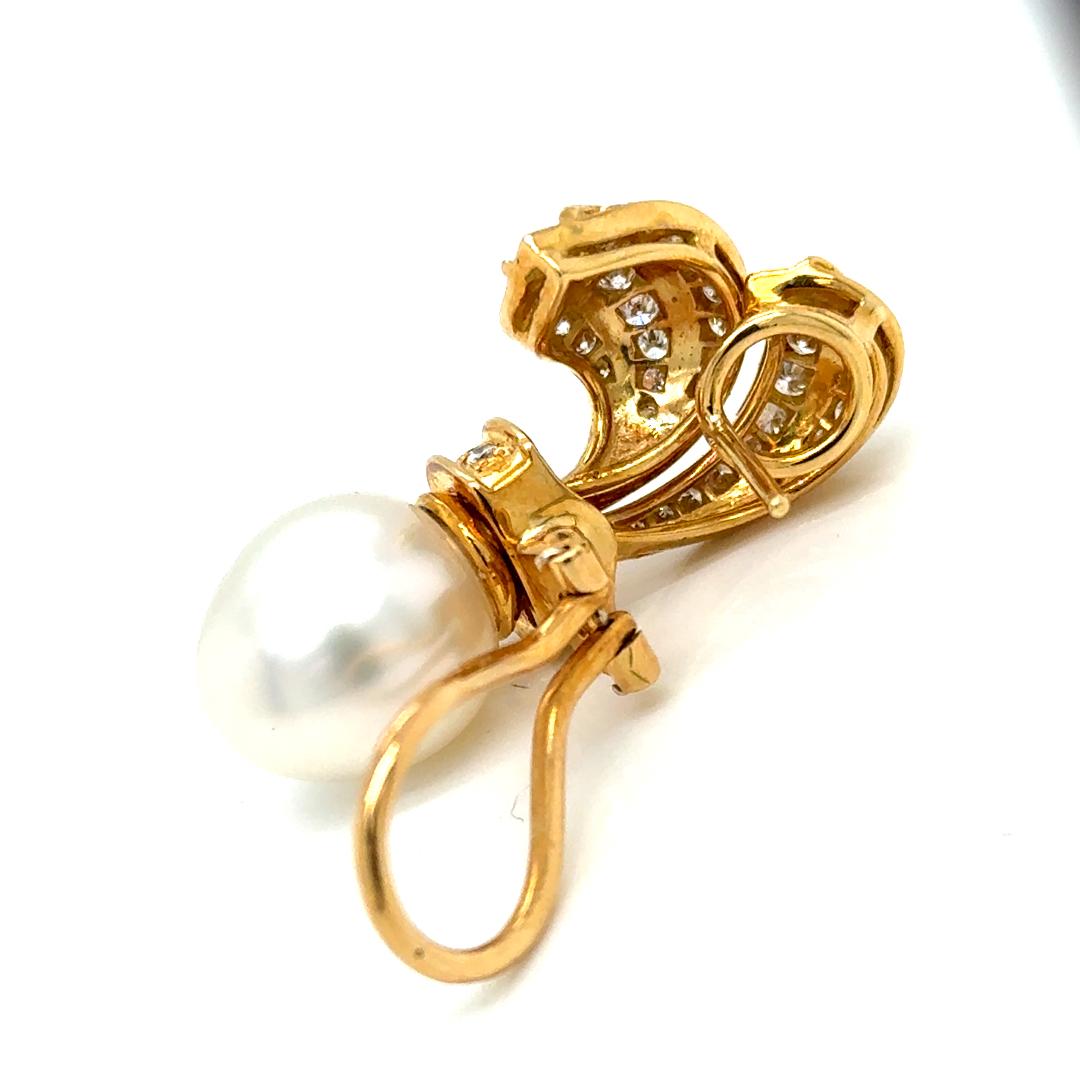 Orecchini classici in oro 18kt con perle e diamanti dei mari del sud In condizioni Nuovo in vendita a Miami, FL