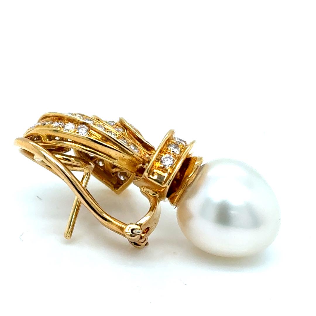 Orecchini classici in oro 18kt con perle e diamanti dei mari del sud in vendita 1