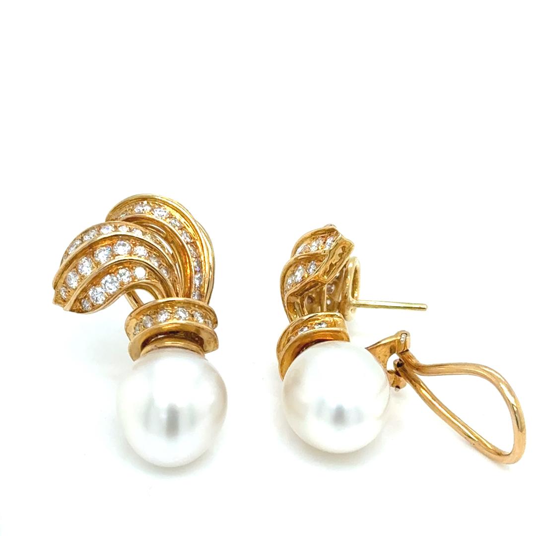 Orecchini classici in oro 18kt con perle e diamanti dei mari del sud in vendita 2
