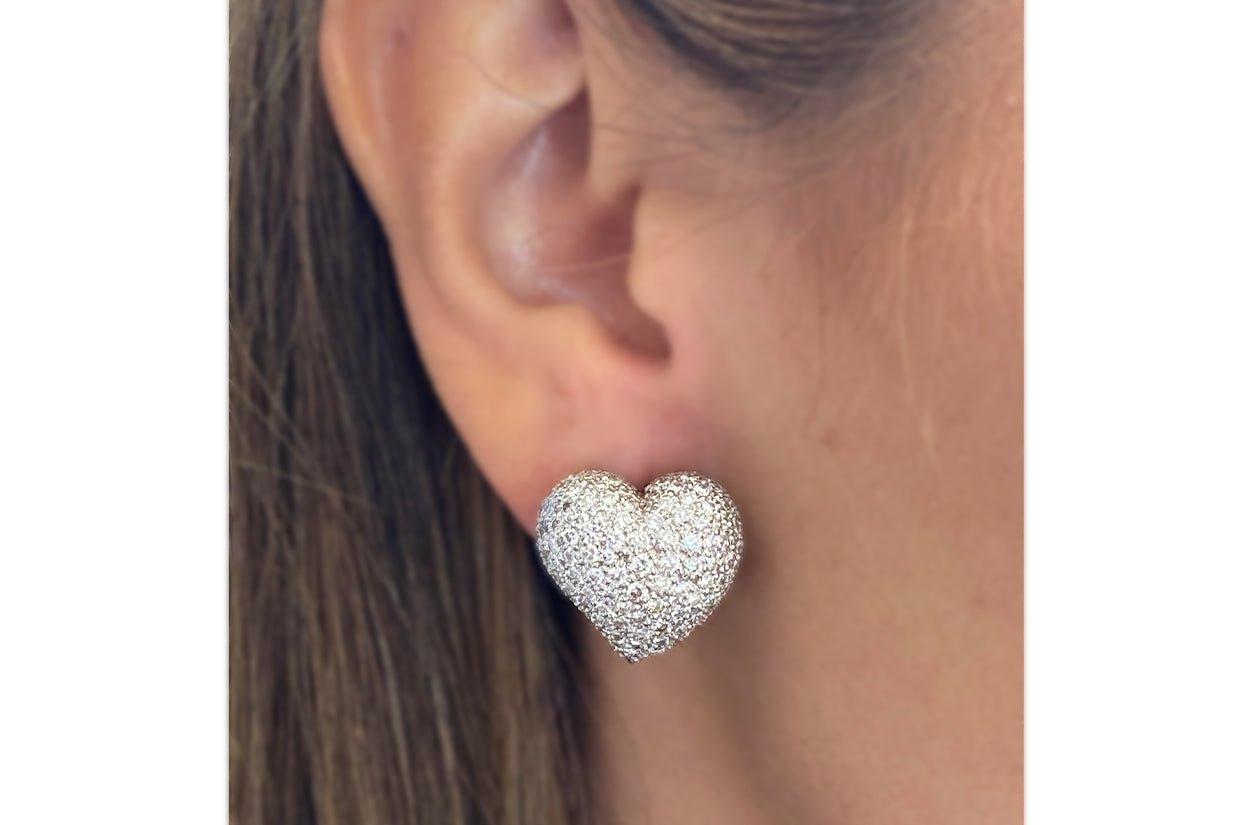 Les boucles d'oreilles clip en forme de cœur sont ornées d'un sertissage de diamants pave, ce qui leur confère une apparence étincelante et élégante. Ces boucles d'oreilles constituent un accessoire élégant et glamour qui peut ajouter une touche de