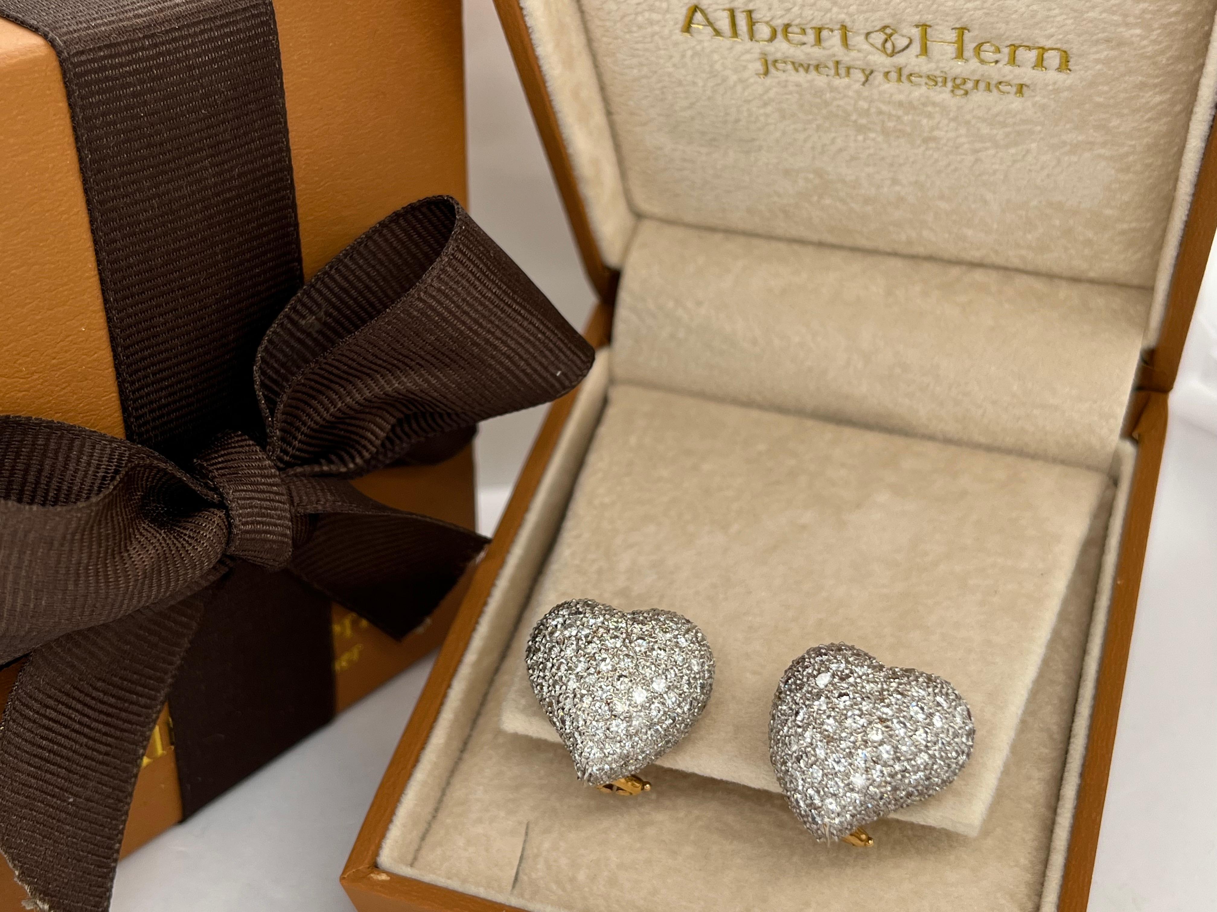 Boucles d'oreilles à clip en forme de cœur en or 18 carats et diamants 4,57 carats Neuf à Miami, FL
