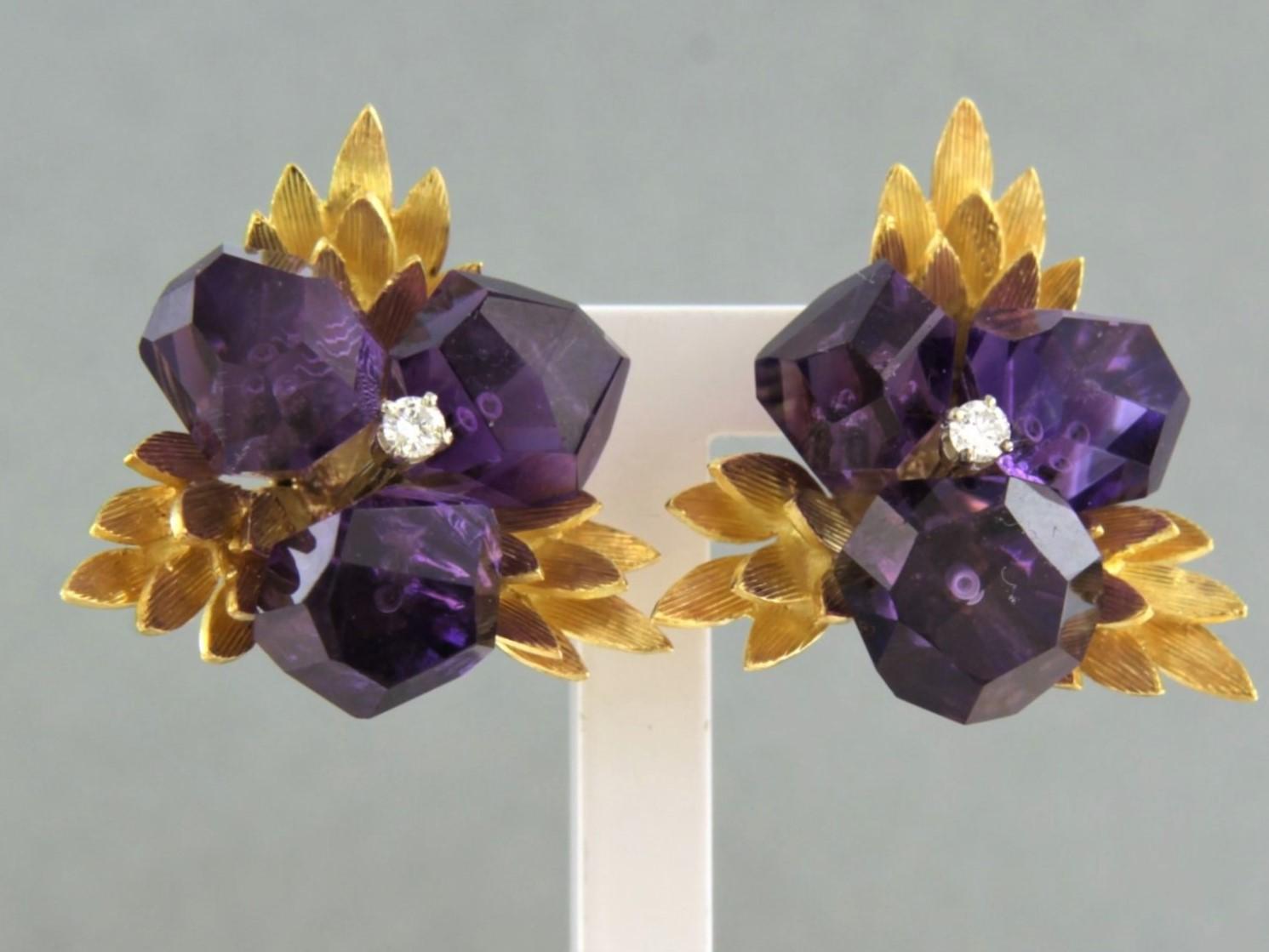 18k bicolor gold flower-shaped clip-on earrings set with amethyst and brilliant cut diamonds. 0.05ct - F/G - VS/SI

detailed description:

the top of the earring is 2.3 cm x 2.2 cm wide

weight 13.5 grams

set with

- 6 x 9.0 mm - 8.8 mm crystal