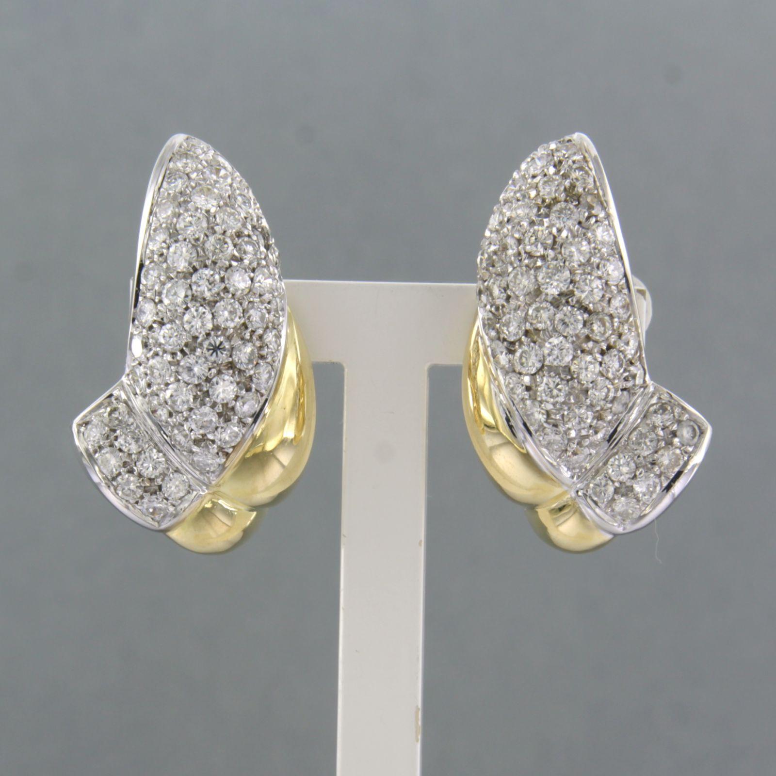 18k bi-colour gold ear clips set with brilliant cut diamonds up to. 2.00ct - F/G – VS/SI

Detailed description:

the size of the ear clip is 2.4 cm long by 1.4 cm wide

Total weight 13.6 grams

set with

- 108 x 1.5 mm – 1.9 mm brilliant cut
