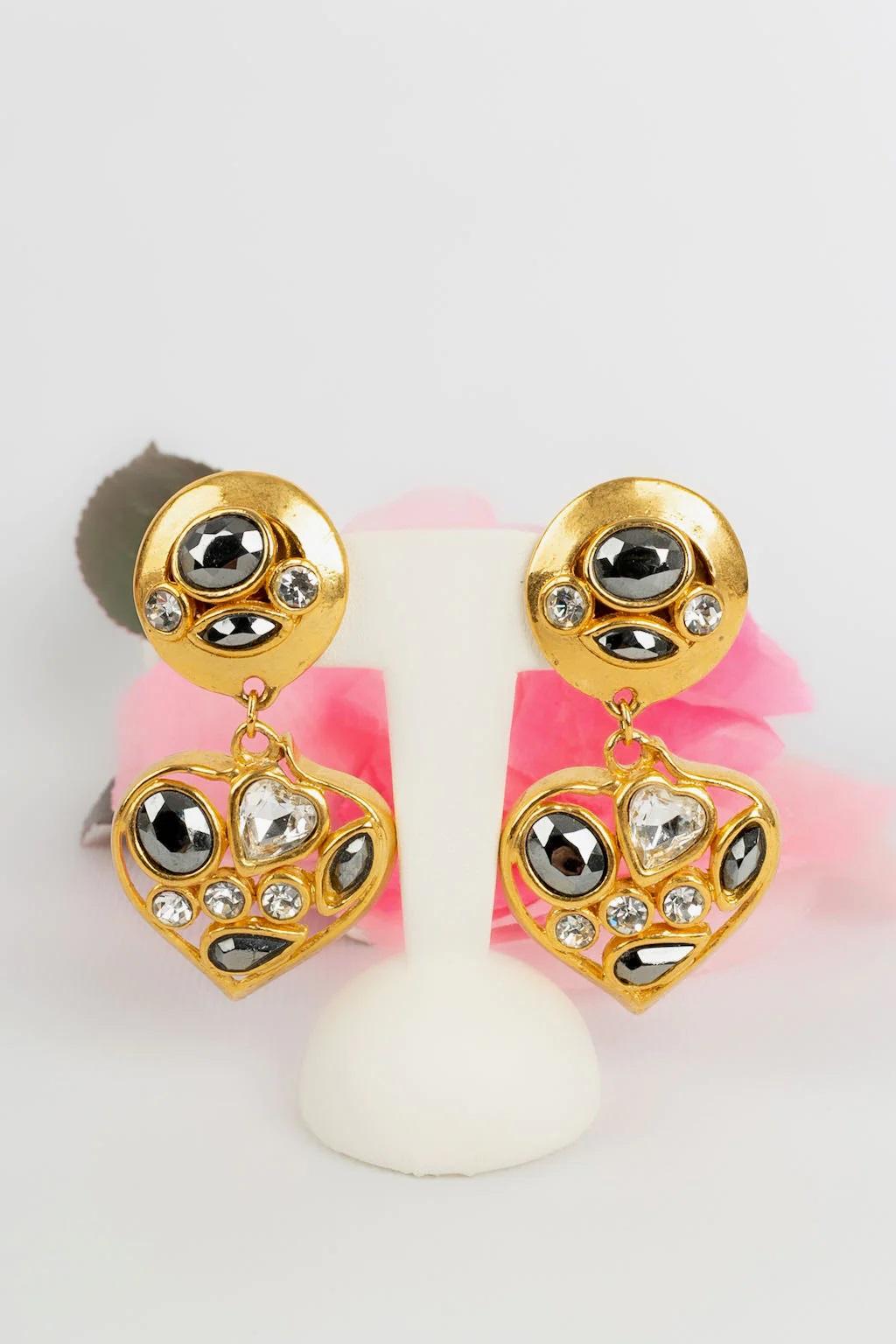 Earrings Clips in Gold Metal Paved with Rhinestones For Sale 2