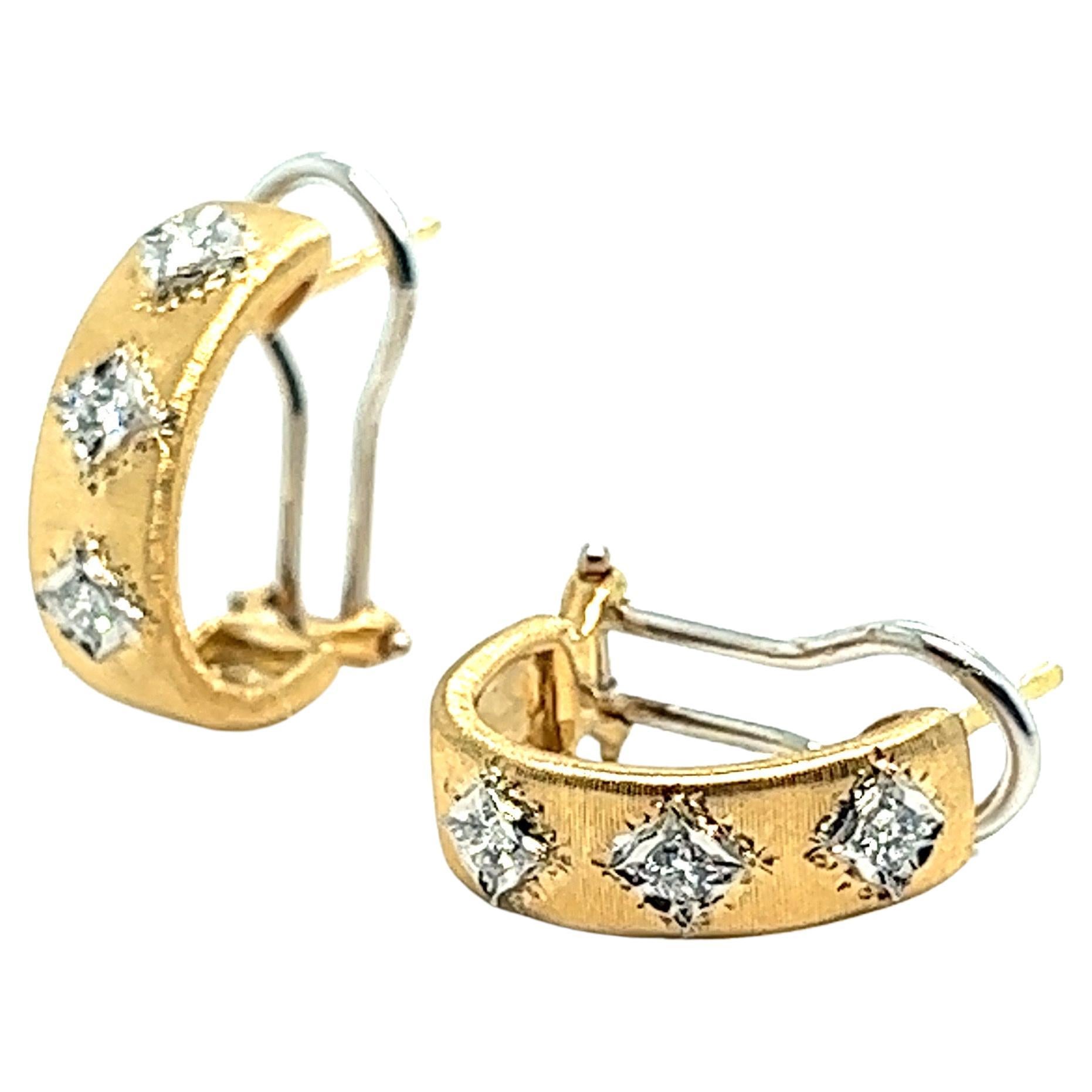 Earrings Clips yellow gold brushed diamonds

Beautiful earrings in brushed yellow gold 18 carats or 750/000. The earrings are set with 6 diamonds for a total weight of 0.180 carats. Decorated and set baroque, in white gold giving them maximum