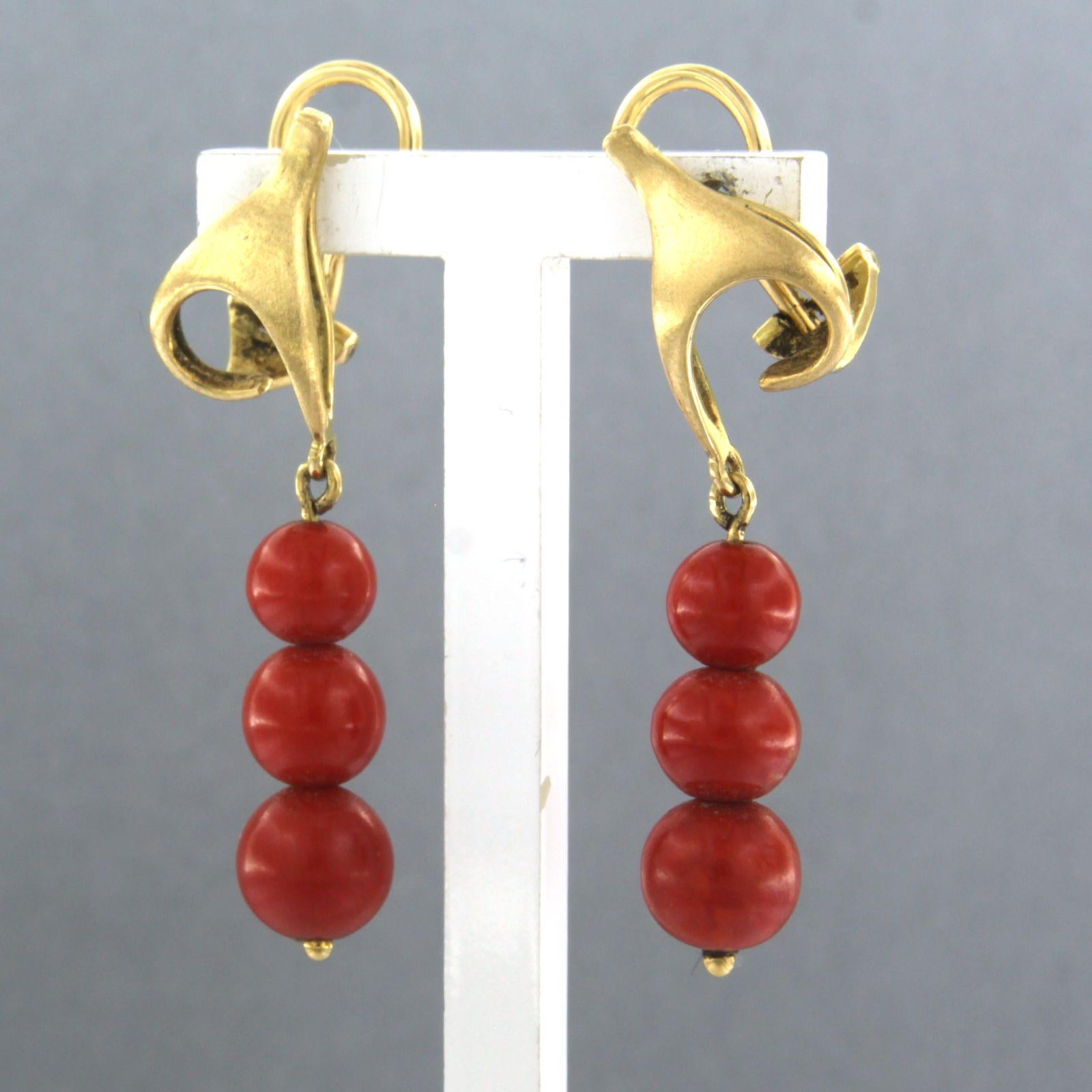 18 kt yellow gold earrings set with coral

Detailed description:

The earrings are 4.0 cm high and 9.0 mm wide

Total weight 7.2 grams

Seated with

- 6 x 6.0 mm - 7.5 mm round bead cut coral

color red
purity : n/a
Gemstones are often treated to