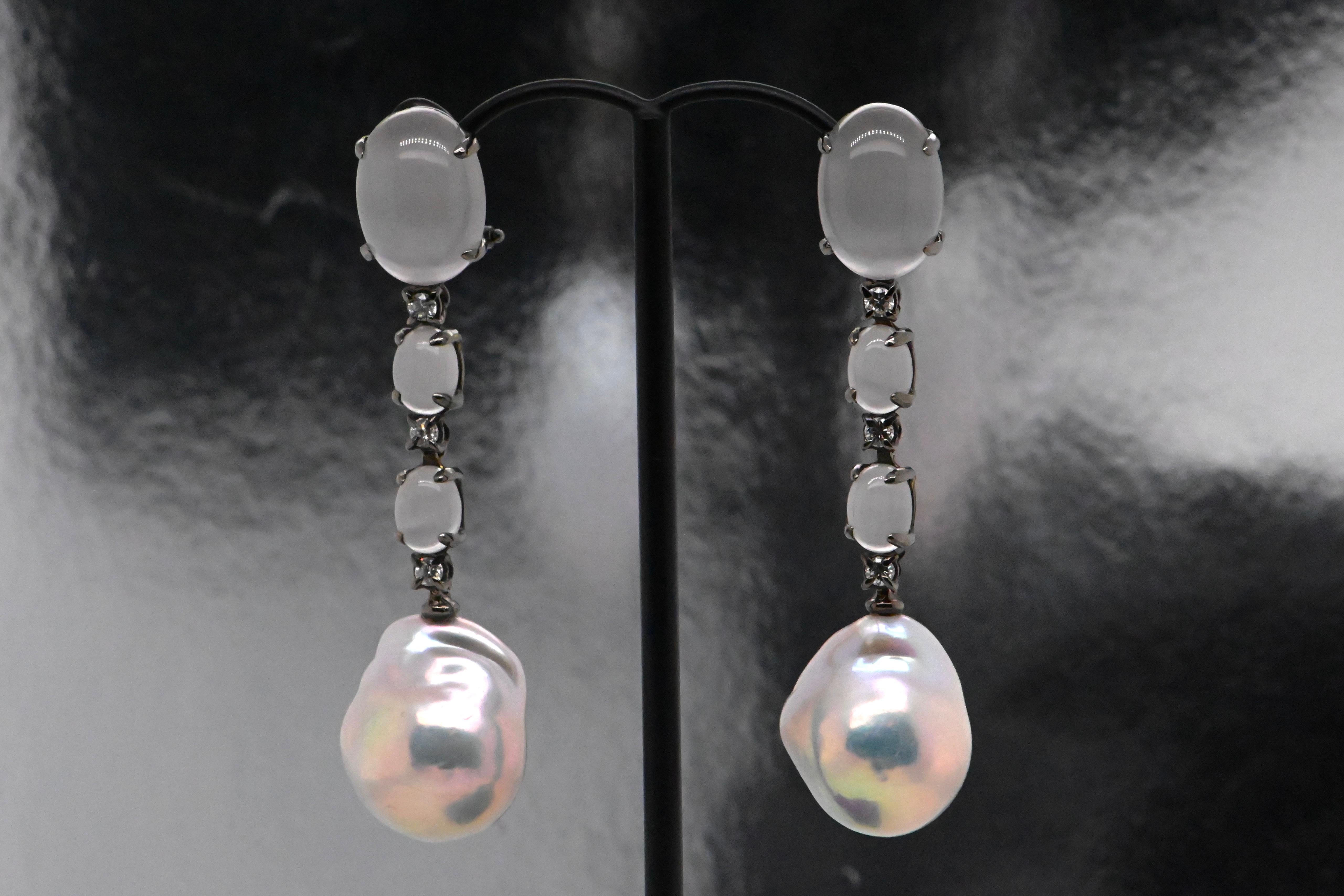 Le résultat d'un travail artisanal méticuleux et de la beauté naturelle des perles. Chaque pièce est unique, car les perles baroques présentent des formes irrégulières et organiques, ajoutant une touche artistique et authentique à votre look.