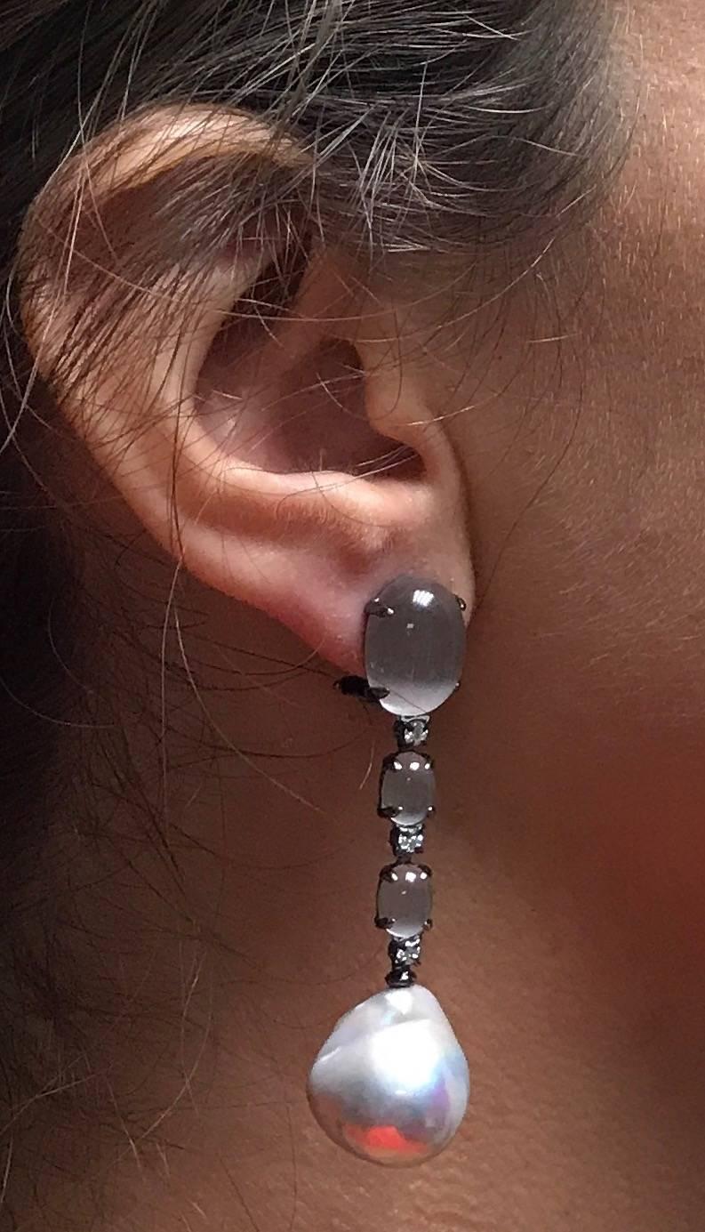 Contemporain Boucles d'oreilles Perles de culture baroques Diamants Quartz gris Or noir 18 carats en vente