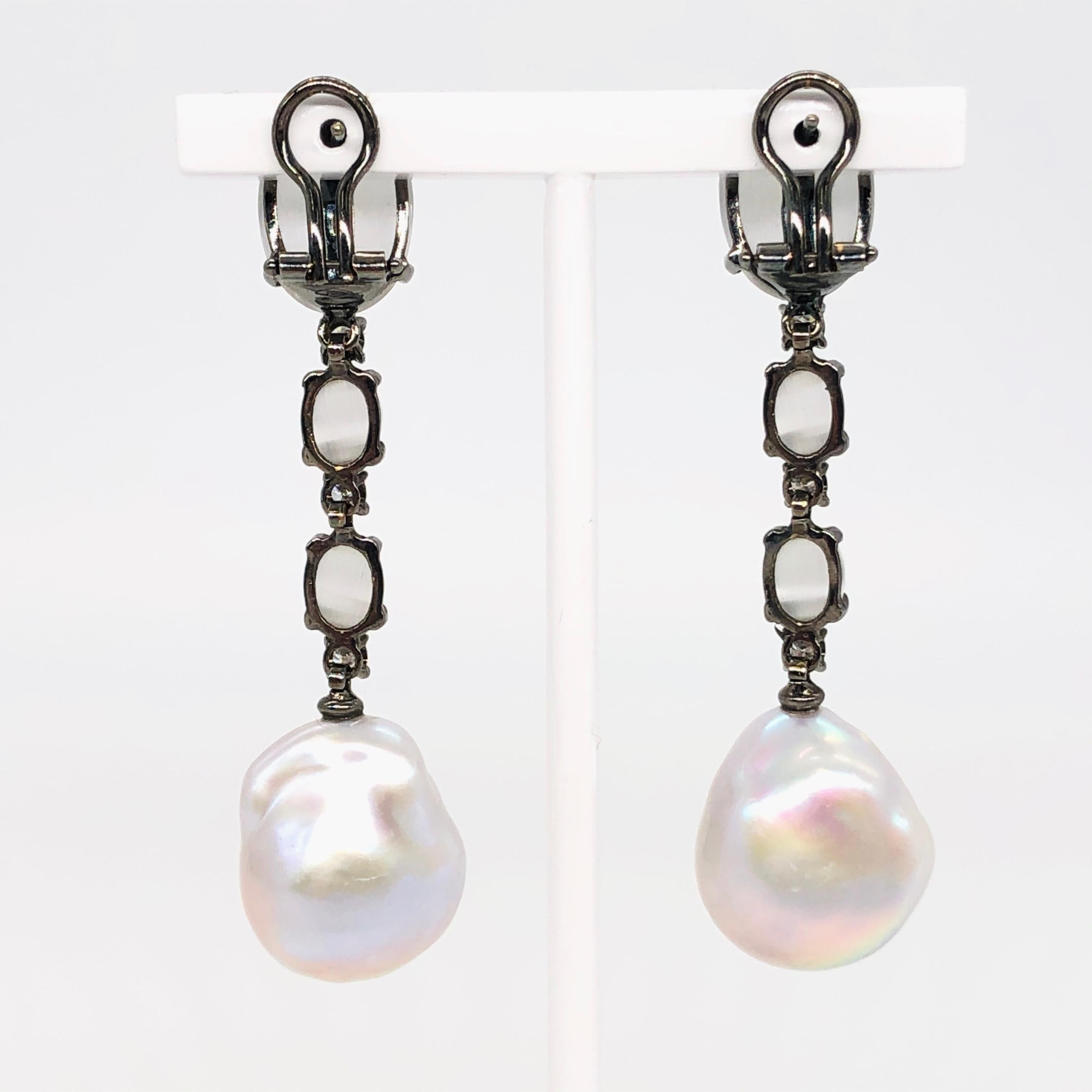 Boucles d'oreilles Perles de culture baroques Diamants Quartz gris Or noir 18 carats en vente 1