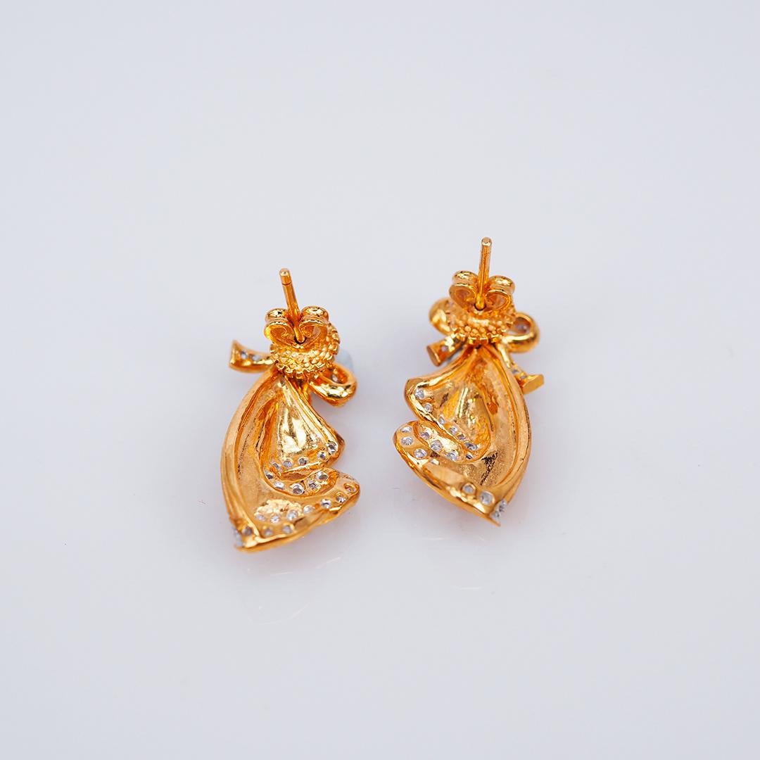 A lovely dangle diamond earrings that you can use for cocktail and party .It is a delicate and cute design so you can to give as a gift. Diamond use 0.68 ct H VS quality, the setting made in 18Karat Yellow gold