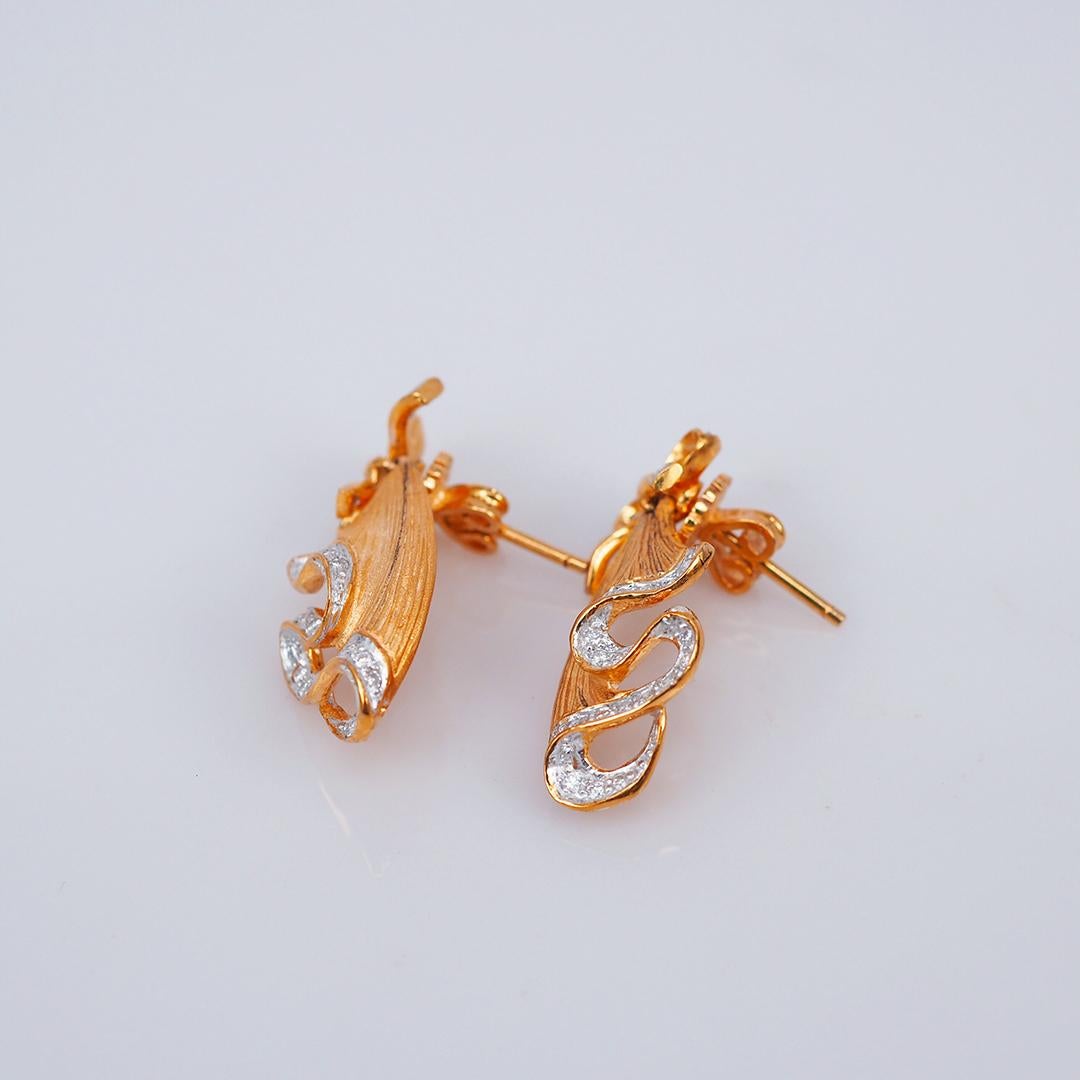 Modern Earrings Dangle in Diamond 18 Karat Gold For Sale