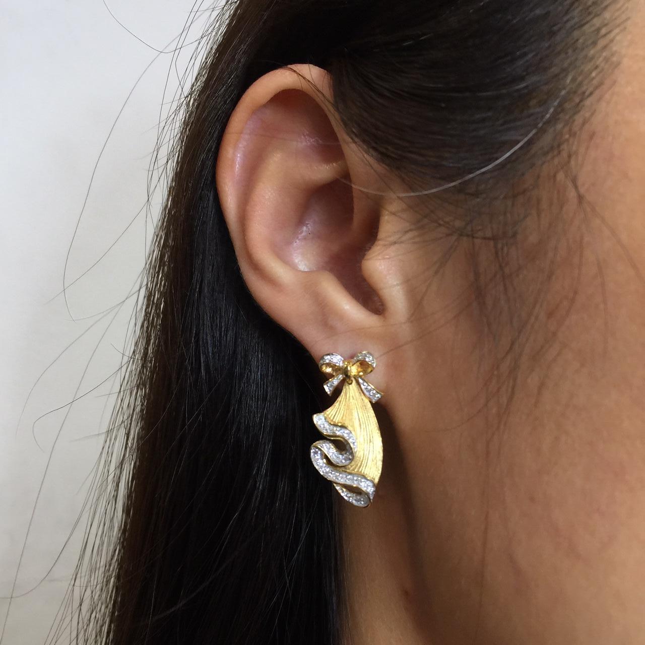 Round Cut Earrings Dangle in Diamond 18 Karat Gold For Sale