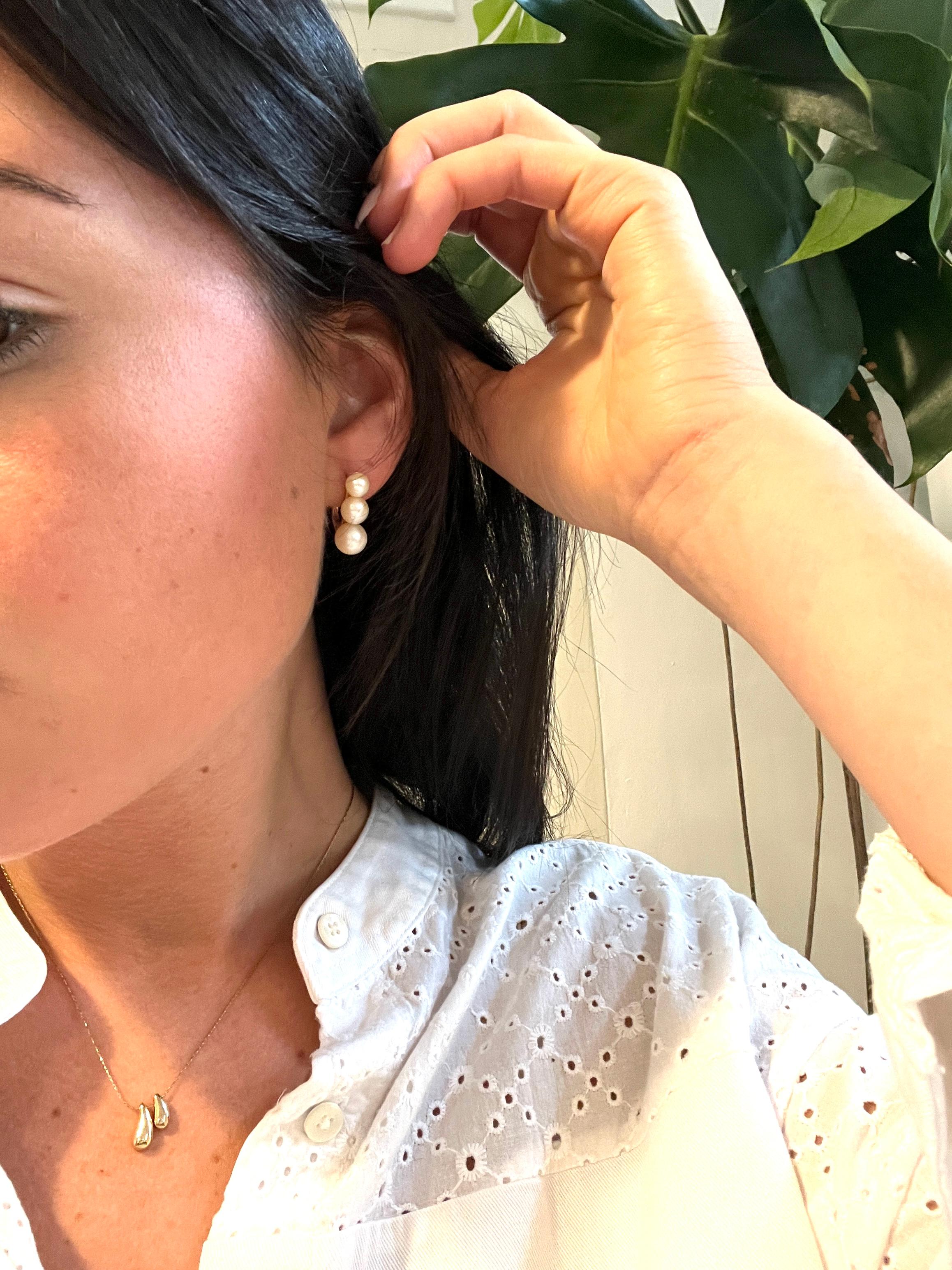 Earrings Dangling Yellow Gold Six Cultured Pearls

These earrings each feature three pearls of different sizes (pearl dimensions).  The earrings are easy to use and fit securely in the ear, thanks in particular to the spike and clip.

The setting is