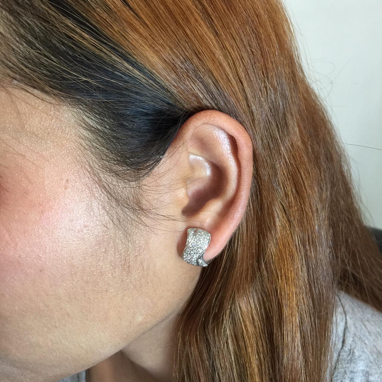 Ohrringe Diamant-Creolen aus 18 Karat Weißgold im Zustand „Neu“ im Angebot in Bangkok, TH