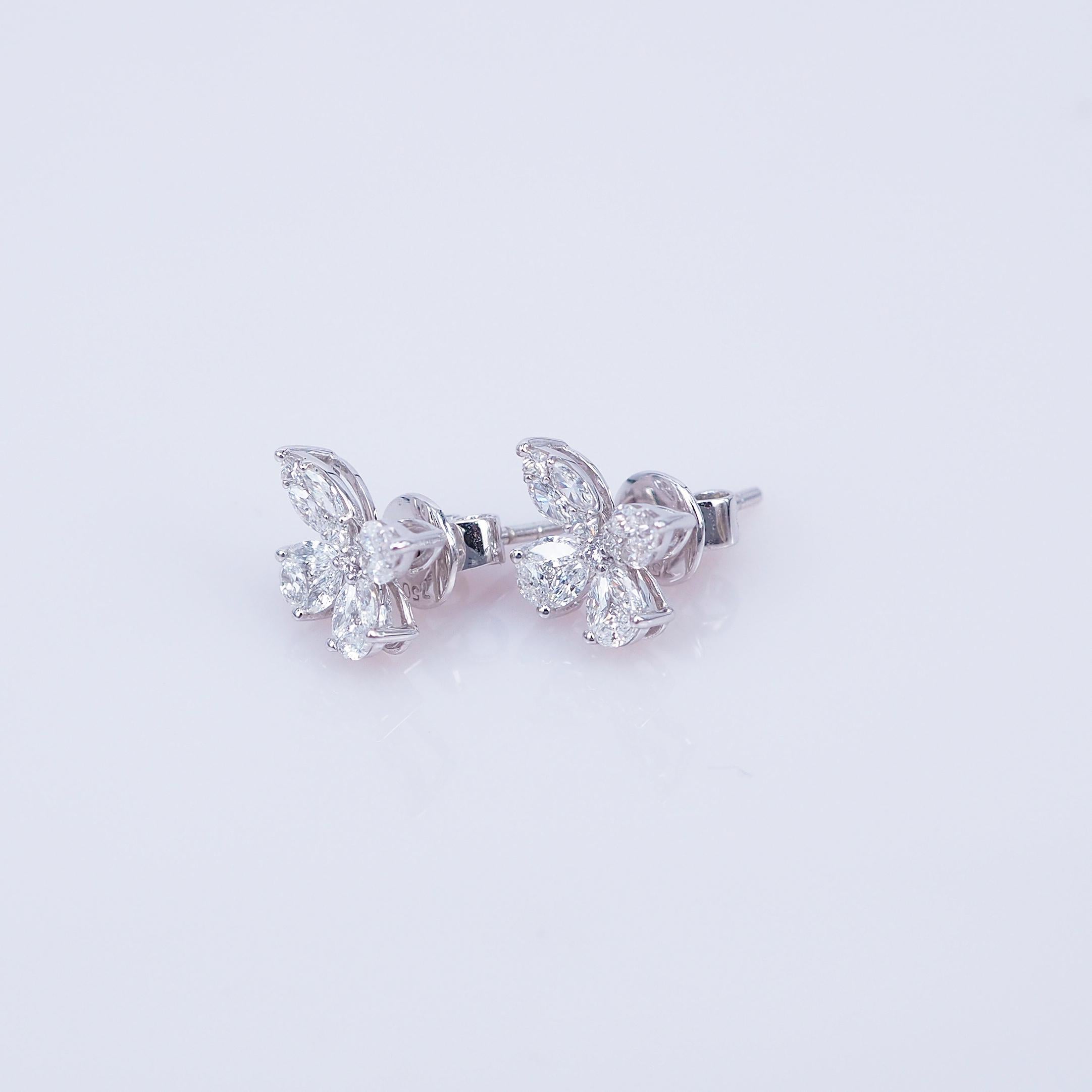Modern Earrings Diamond Stud 18 Karat White Gold For Sale