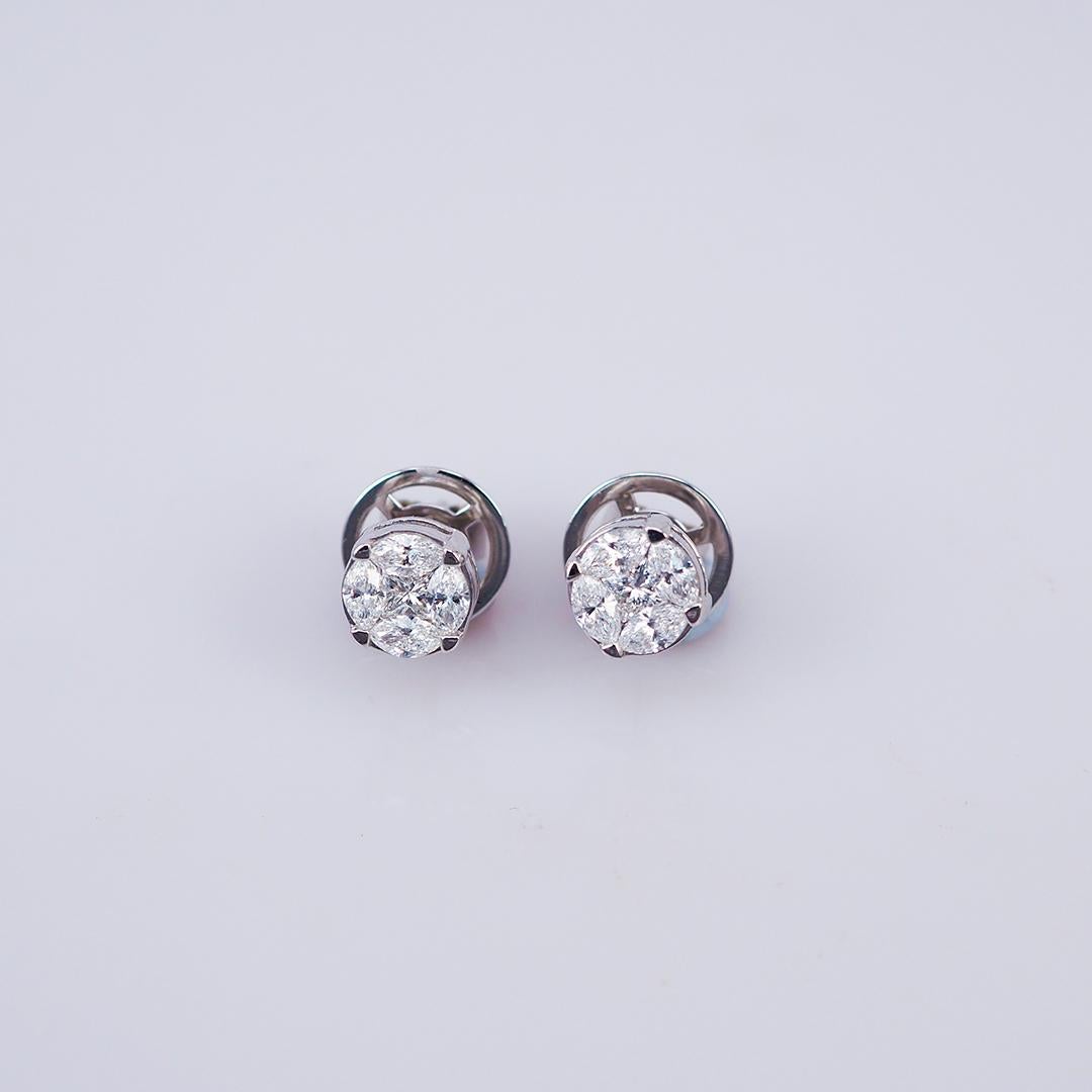 Une jolie boucle d'oreille en diamant que vous pouvez utiliser au quotidien. Le diamant utilisé est de 0,79 ct G VS. Cette boucle d'oreille ressemble à un diamant de 1,10 ct. Il s'agit d'un diamant marquise et d'un diamant princesse réunis dans un