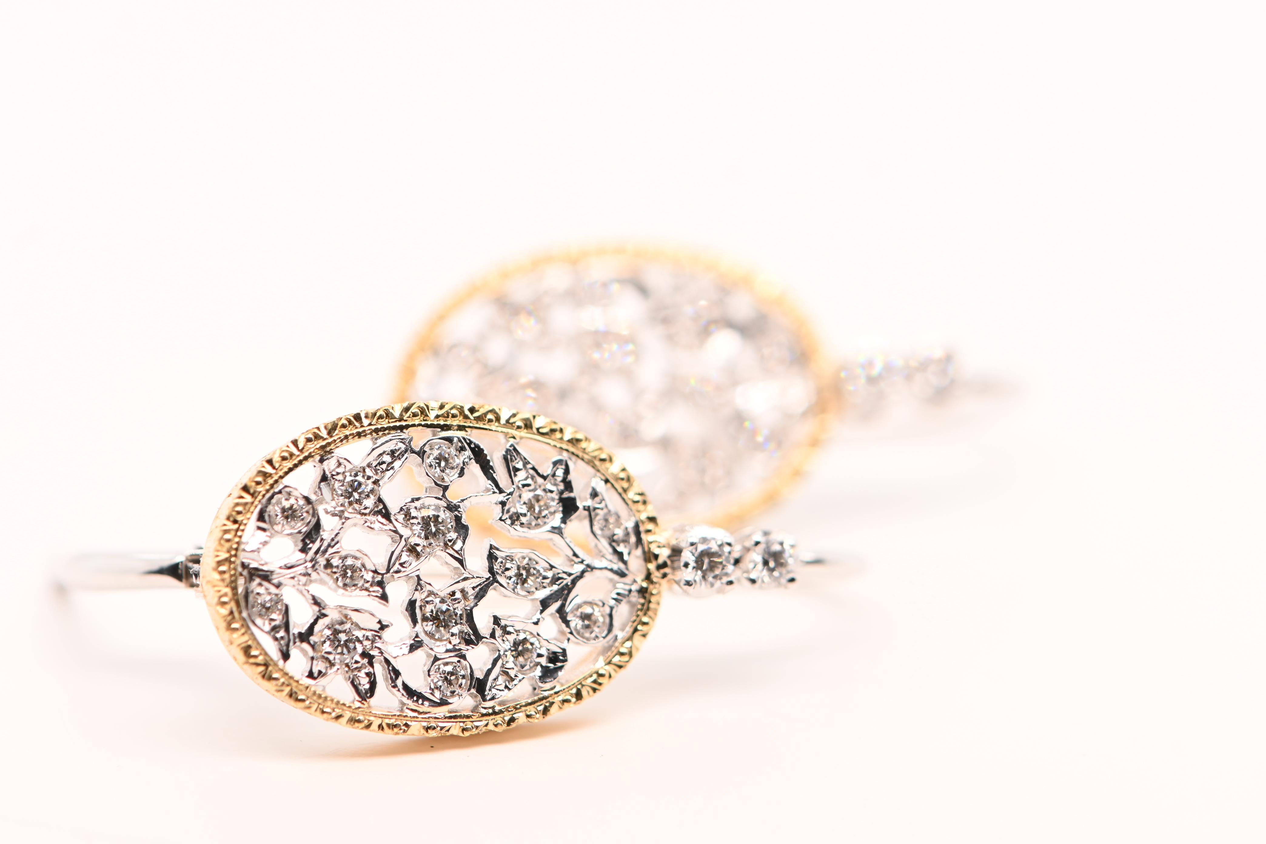 Ohrringe Diamanten Brillant - Schliff 0, 45 Karat Zwei - Töne Gold 18 Karat 

Diese eleganten zweifarbigen Ohrringe aus 18-karätigem Gold (Gelb- und Weißgold) sind ein wahres Meisterwerk der Schmuckkunst. Sie bestechen durch ein ovales, von Spitzen
