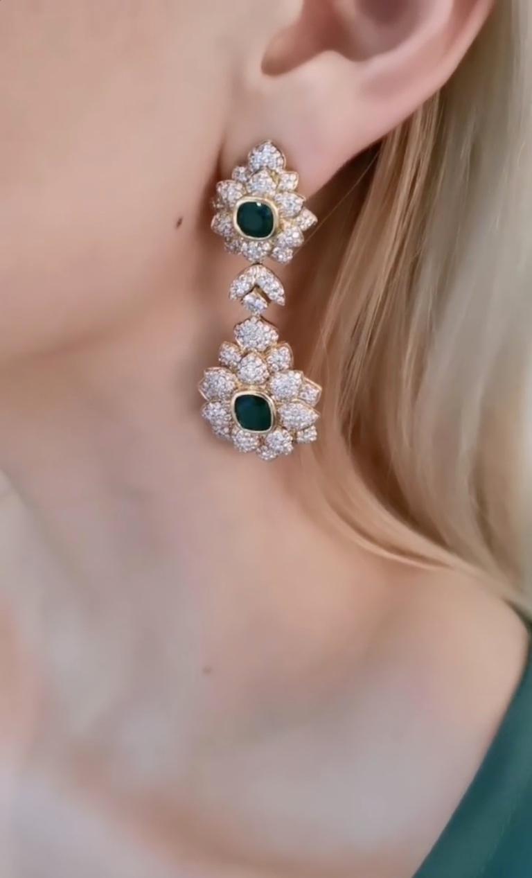 Ohrringe in Form von stilisierten Blumen, besetzt mit Diamanten von 5,84 Karat und Smaragd von 6,42 Karat auf Gelbgold.
18k Gold.