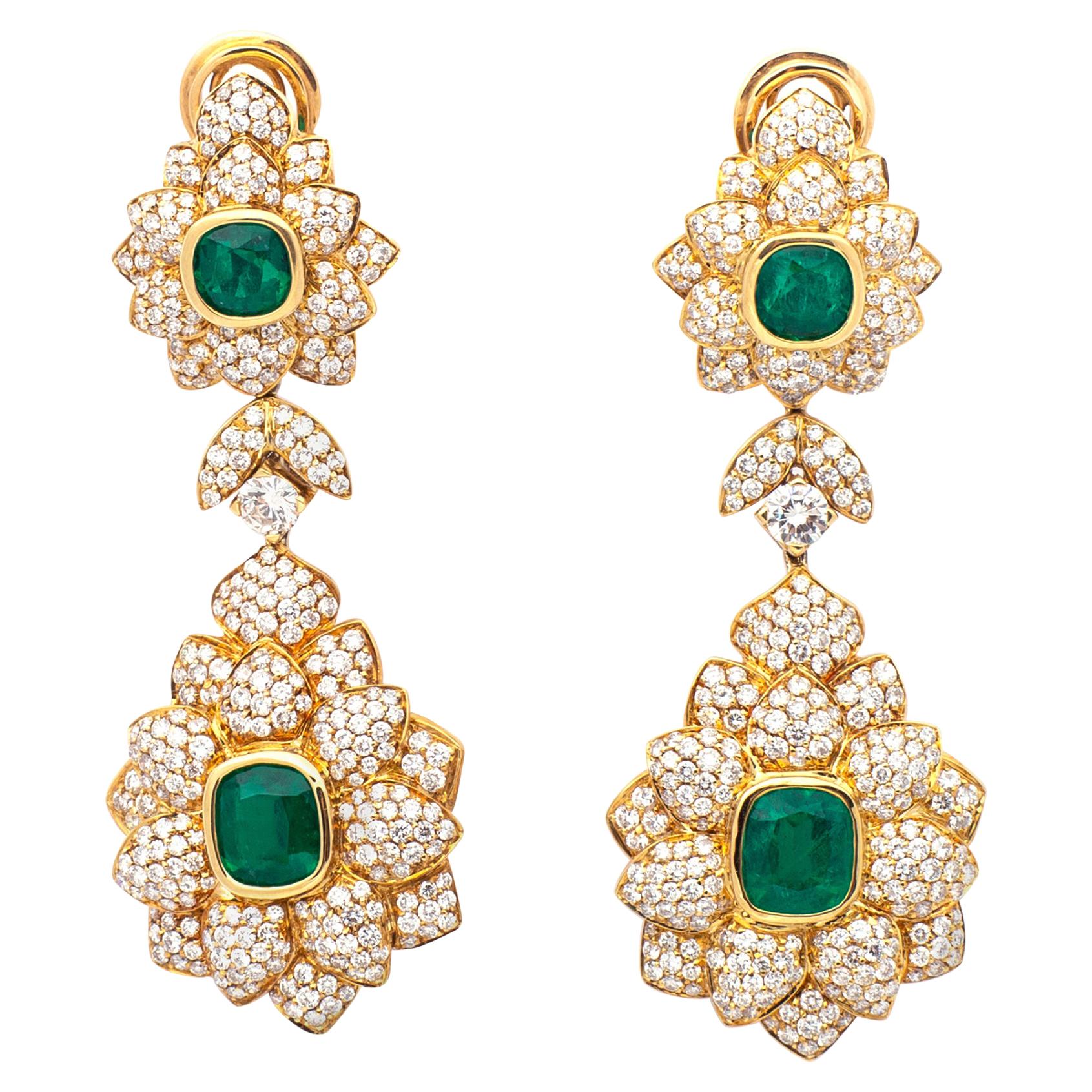 Boucles d'oreilles en or jaune avec émeraudes et diamants