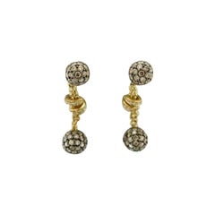 Pendientes con Diamantes Chocolate , Diamantes Vainilla engastados en Oro Miel 14K