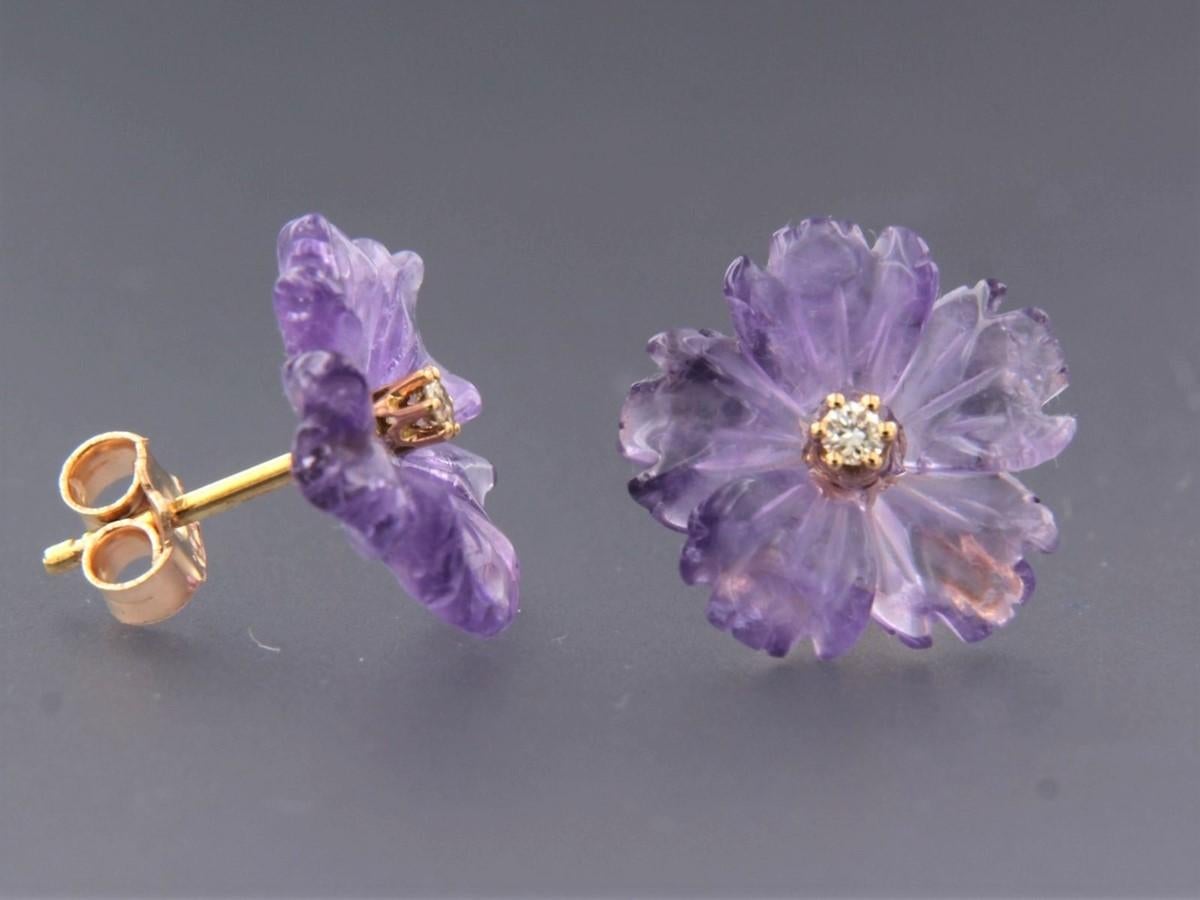 Ohrstecker aus 18 kt Roségold mit Amethyst im Blumenschliff und Diamant im Brillantschliff 0,08 ct - G/H - VS/SI

detaillierte Beschreibung:

die Vorderseite des Ohrsteckers ist 1,4 cm breit

Gewicht 2,3 Gramm

beigefügt

- 2 x 1,4 mm blumenförmig