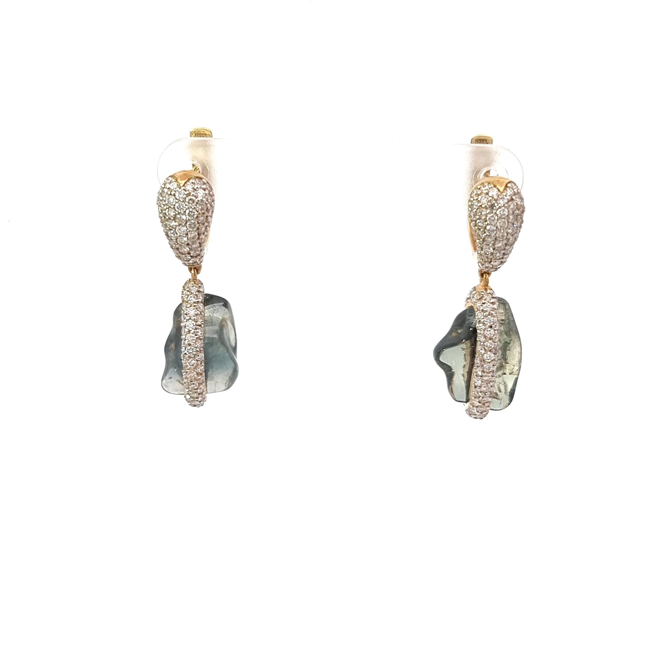 Organic Collection by VOTIVE.

Immerse yourself in the captivating allure of VOTIVE's Organic Collection through these exceptional earrings. Embracing the raw elegance inherent in nature, the uncut yet polished blue sapphires at the heart of each