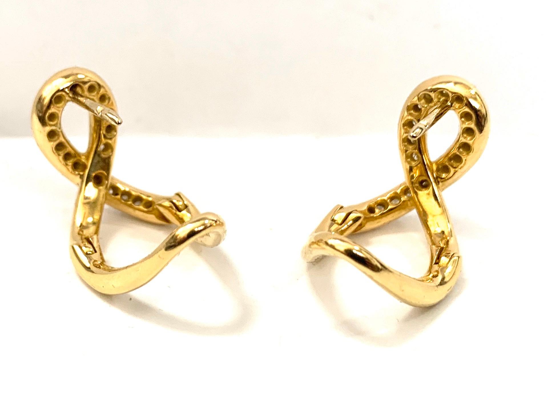 Pendientes de Oro Blanco con Diamantes Blancos de la Colección Essence en venta 1