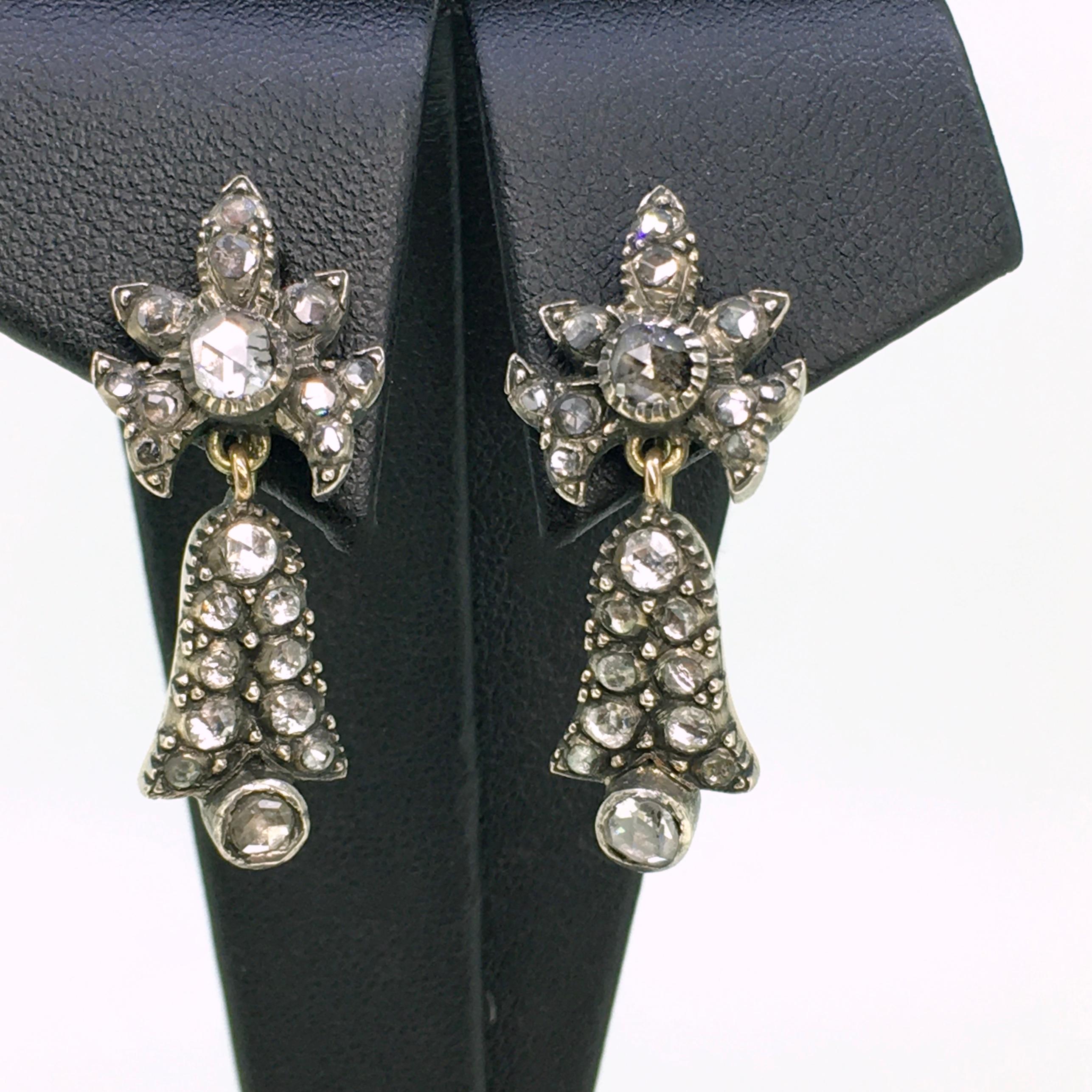 Earrings handmade in silver and gold, set with rose cut diamonds date from 1830, made in the Netherlands.
This elegant pair shows details of the Georgian period. They are a quintessential Romantic piece of jewelry, dangling and moving elegantly to