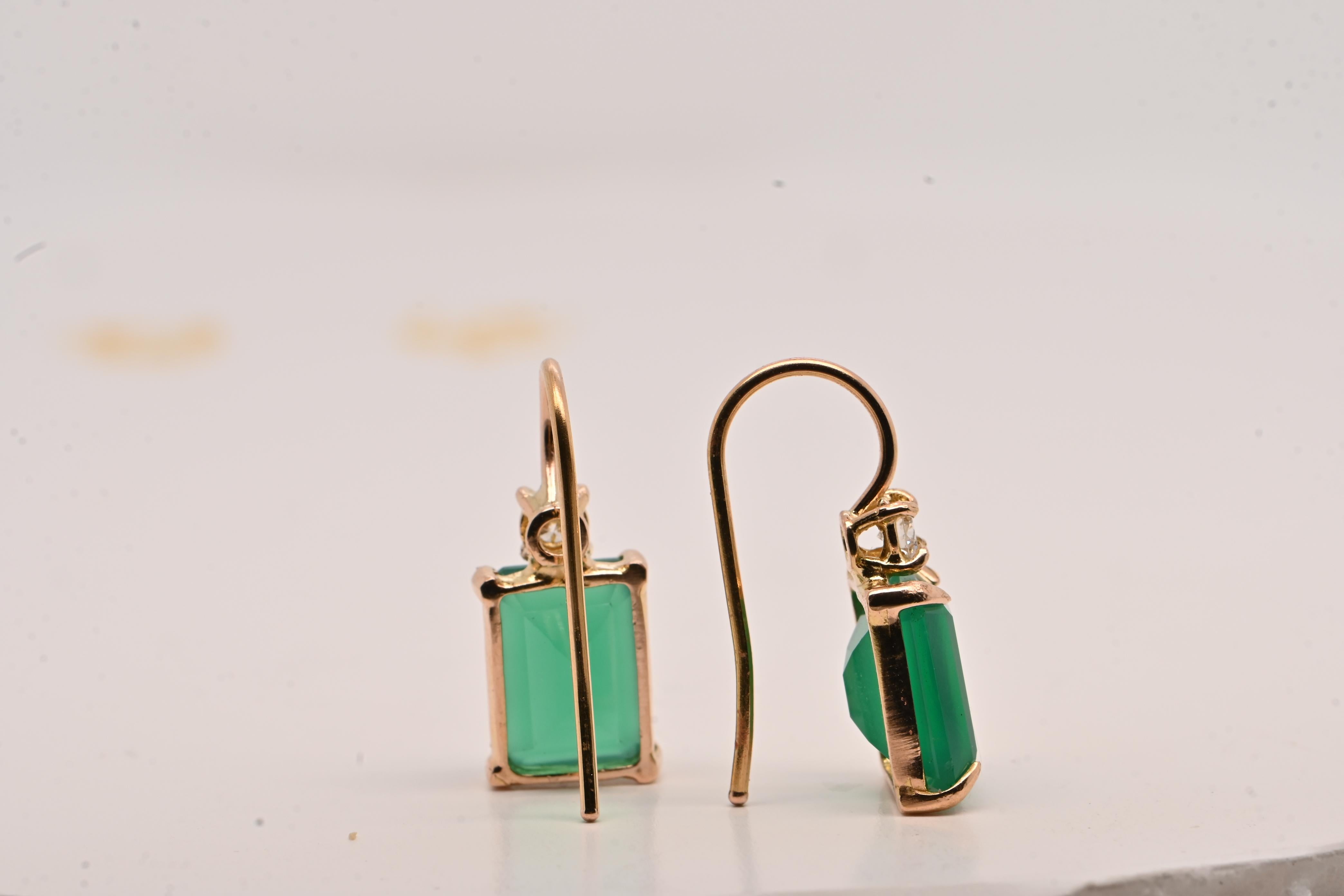 Earrings Green Onyx Diamants 0, 12 Carats Yellow Gold
18 Carats 

Add a touch of timeless sophistication to your jewelry collection with these stunning green onyx and diamond earrings. Crafted in 18K yellow gold, these elegant earrings showcase the