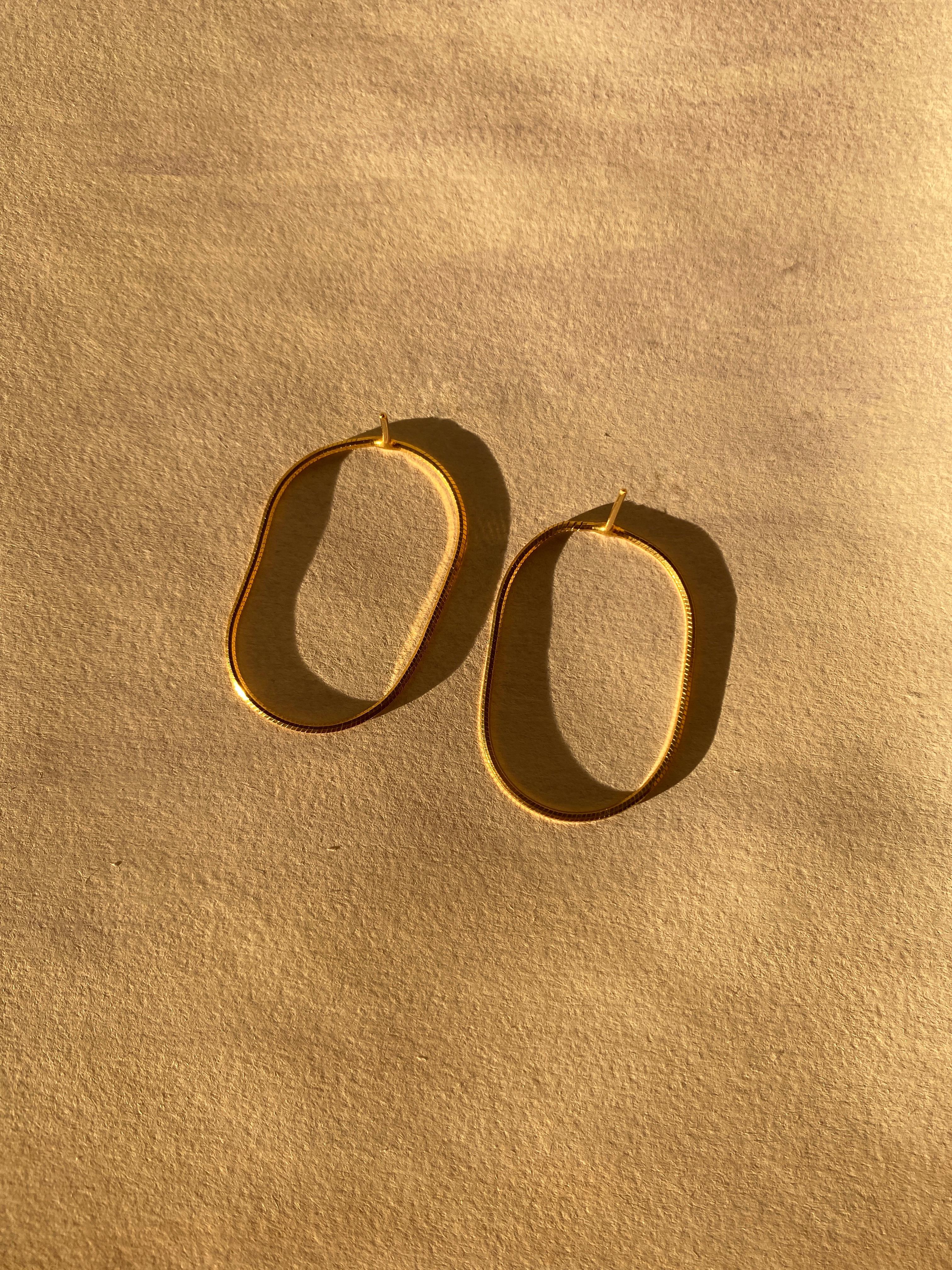 Halo earrings 

These 18 K- gold plated silver earrings are available in 4 lengths (see in pictures). The price listed is for the small size. They offer a minimal and modern look. They also look good styled with different sizes and worn in multiple