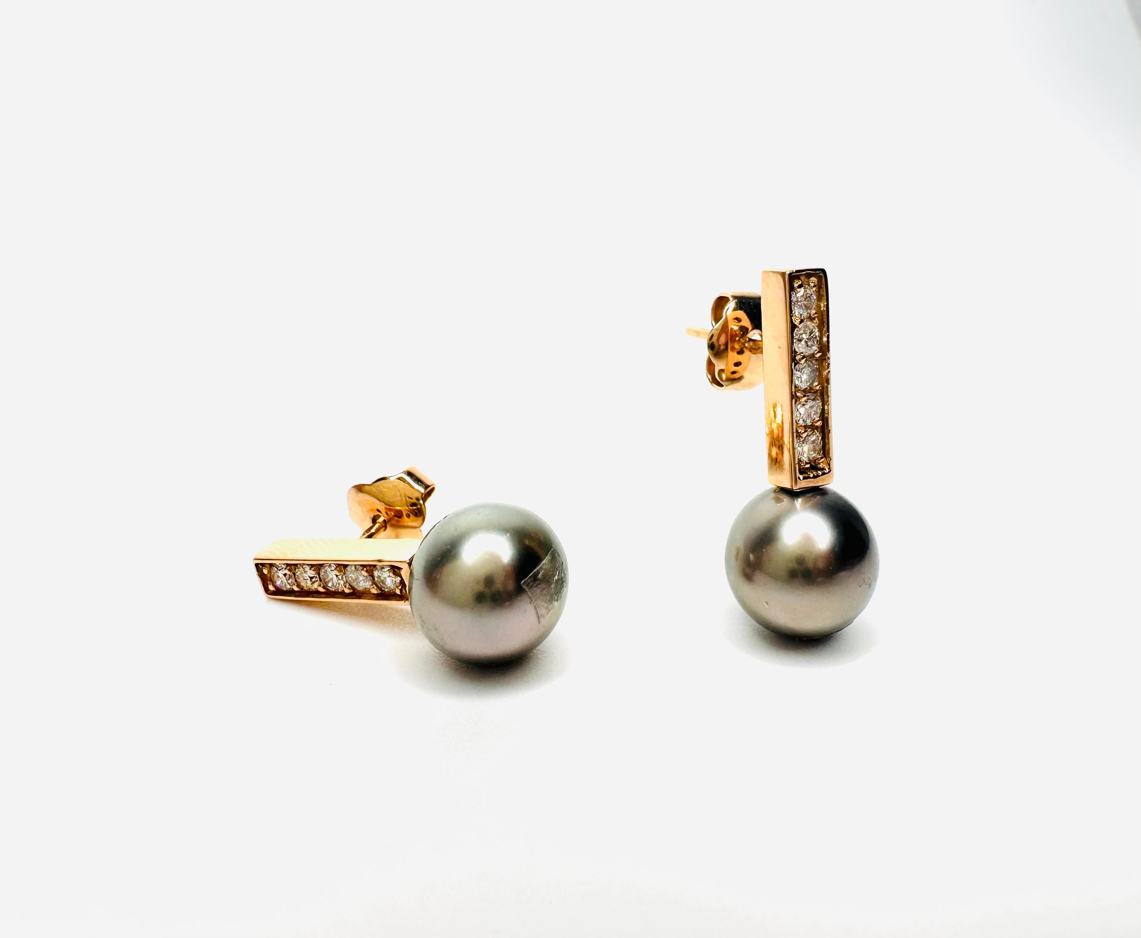 Pair of earrings made of 18kt pink gold and featuring Tahitian Culture Pearls, spherical lead green, 9.5 and 9.6 mm, GemA+ quality.
The set of earrings has 10 round diamonds of 2mm each for a total of 0.365 carats.
Earrings with the sparkle of
