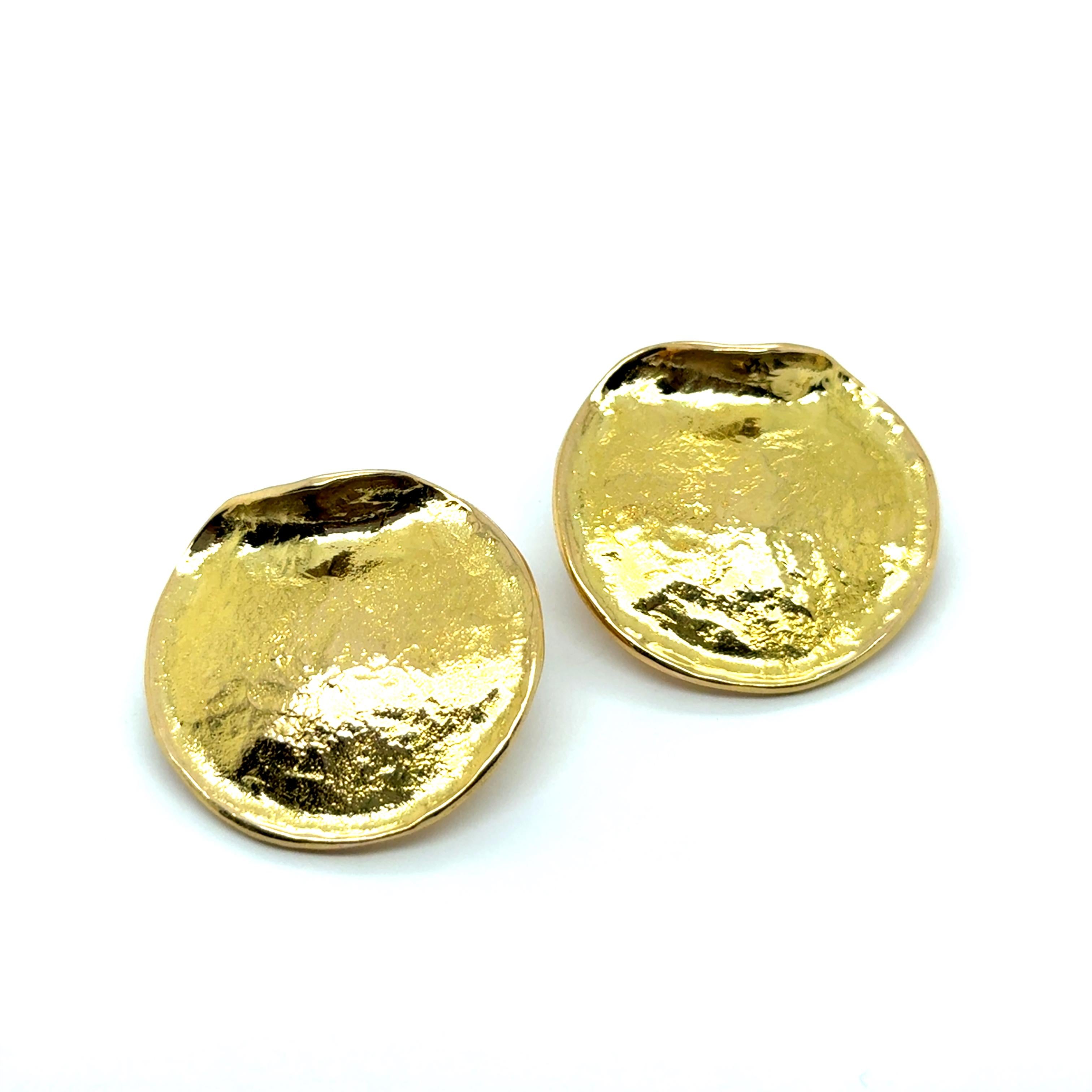 Crafted by Sven Boltenstern, these 18 Karat yellow gold earrings evoke the fluid elegance of liquid gold, cascading into graceful, organic forms.

 Inspired by antique artistry, they feature delicate curves, exuding a sense of timeless beauty. The