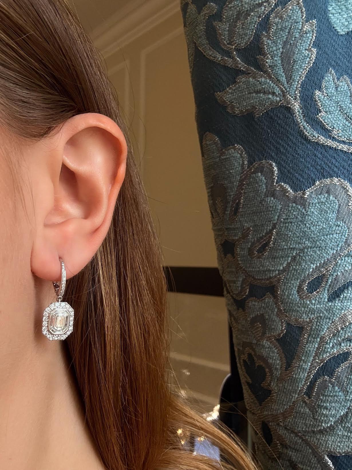 Orecchini in oro bianco 18 carati con diamanti Nature in vendita 1