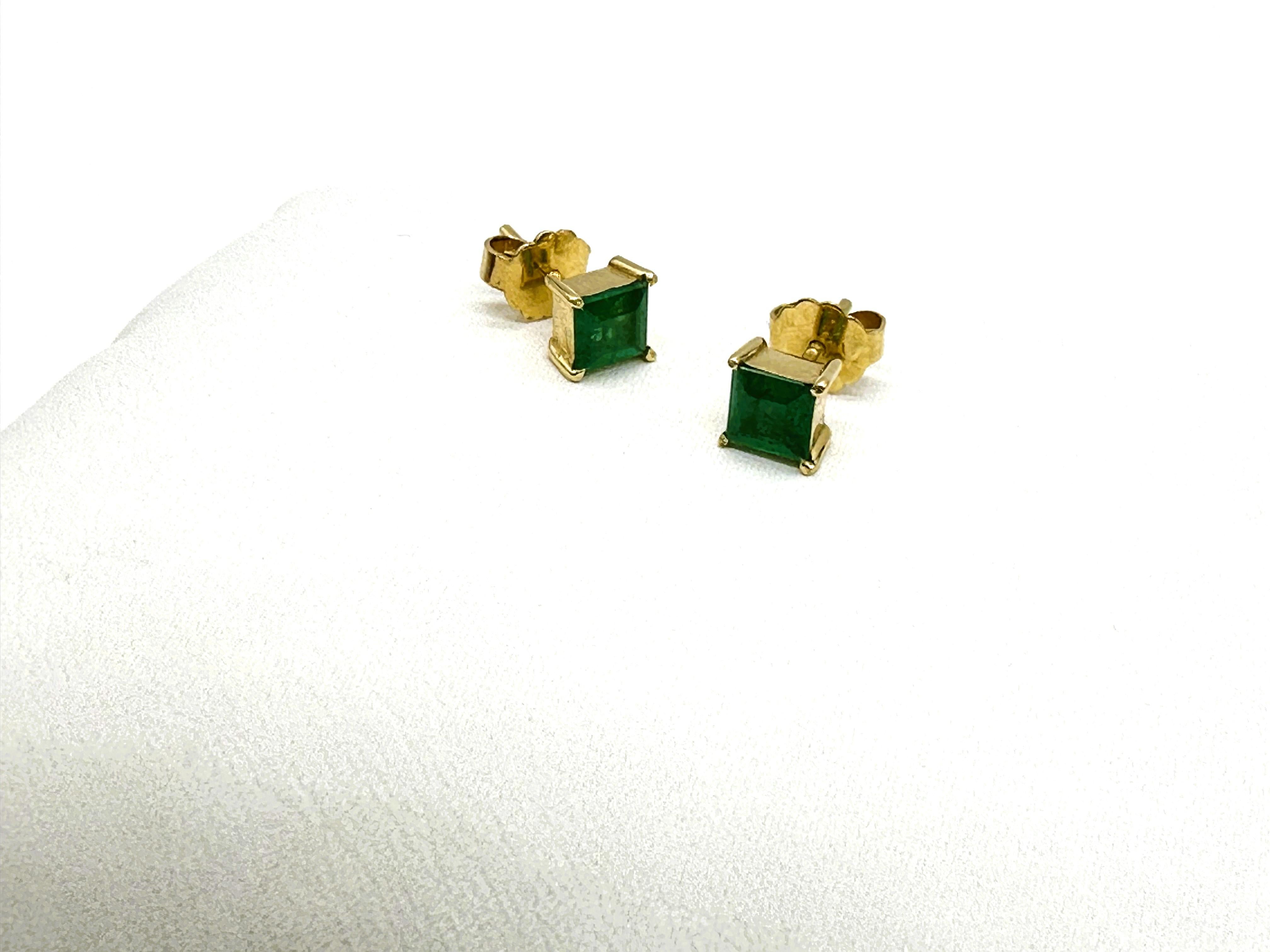 Modern Earrings in 18k Yellow Gold and 0.269 Carats of Emeralds For Sale