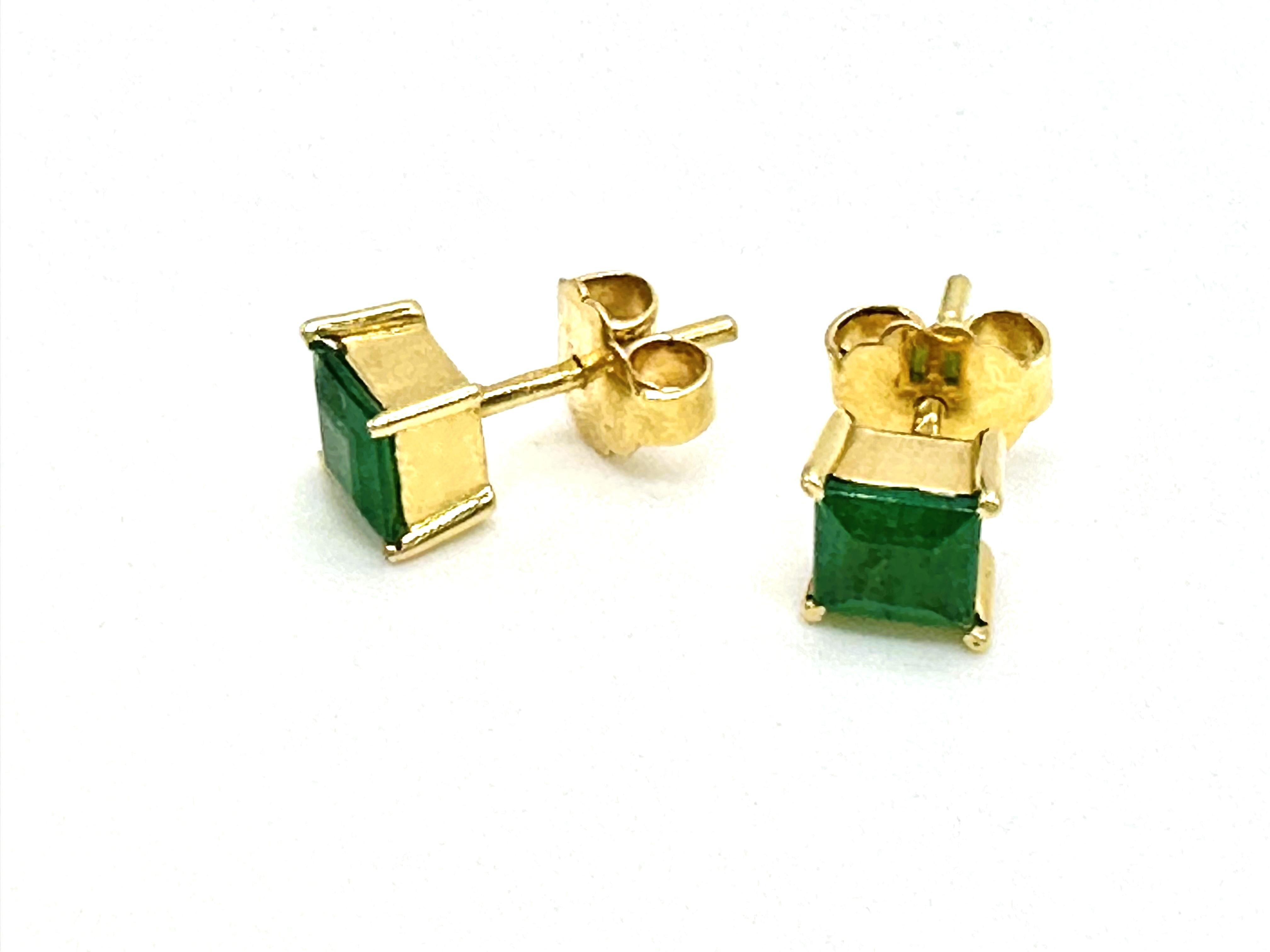 Emerald Cut Earrings in 18k Yellow Gold and 0.269 Carats of Emeralds For Sale
