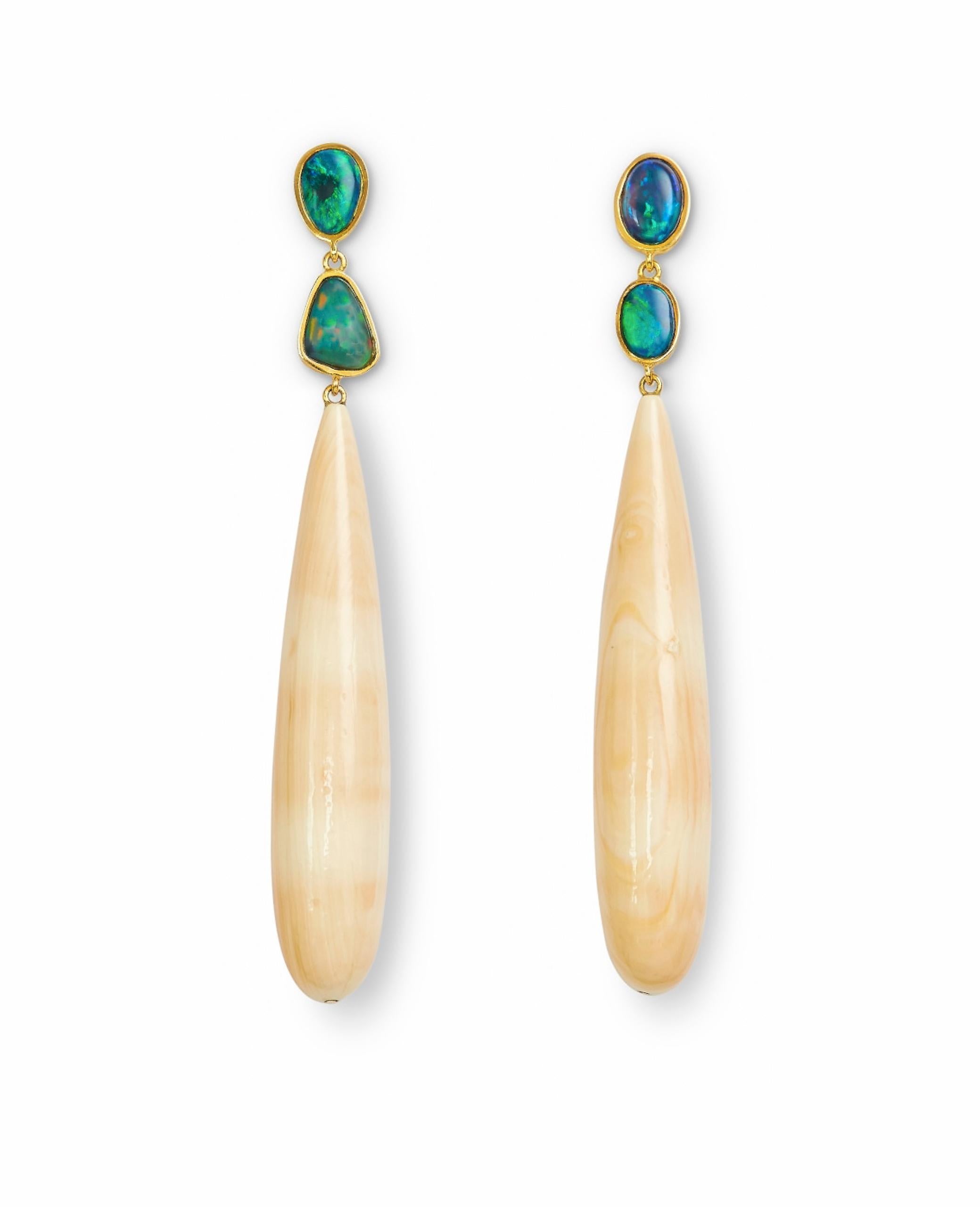 Rough Cut Earrings in 18 Karat Yellow Gold with 4 Opals and Cameo Shell Briolettes For Sale