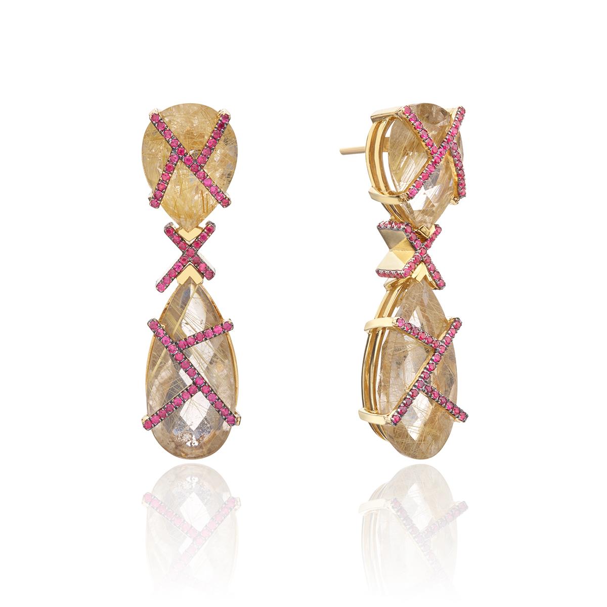 Contemporain Boucles d'oreilles en or jaune 18 carats avec quartz rutile Empire et rubis, en stock en vente