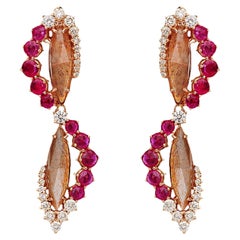 Ohrringe aus 18 Karat Rotgold mit braunem Mondstein, Rubinen und natürlichen Diamanten