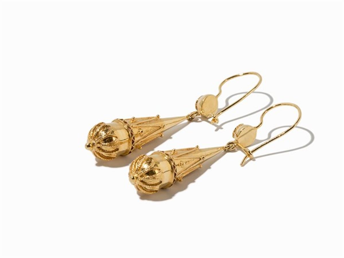 - 750 Yellow gold (solid)
- Around 2000
- hallmarked with the fineness
- Total length, each: approx. 5 cm
- Weight: approx. 18.20 g
- Drop-shaped earrings in 19th century style
