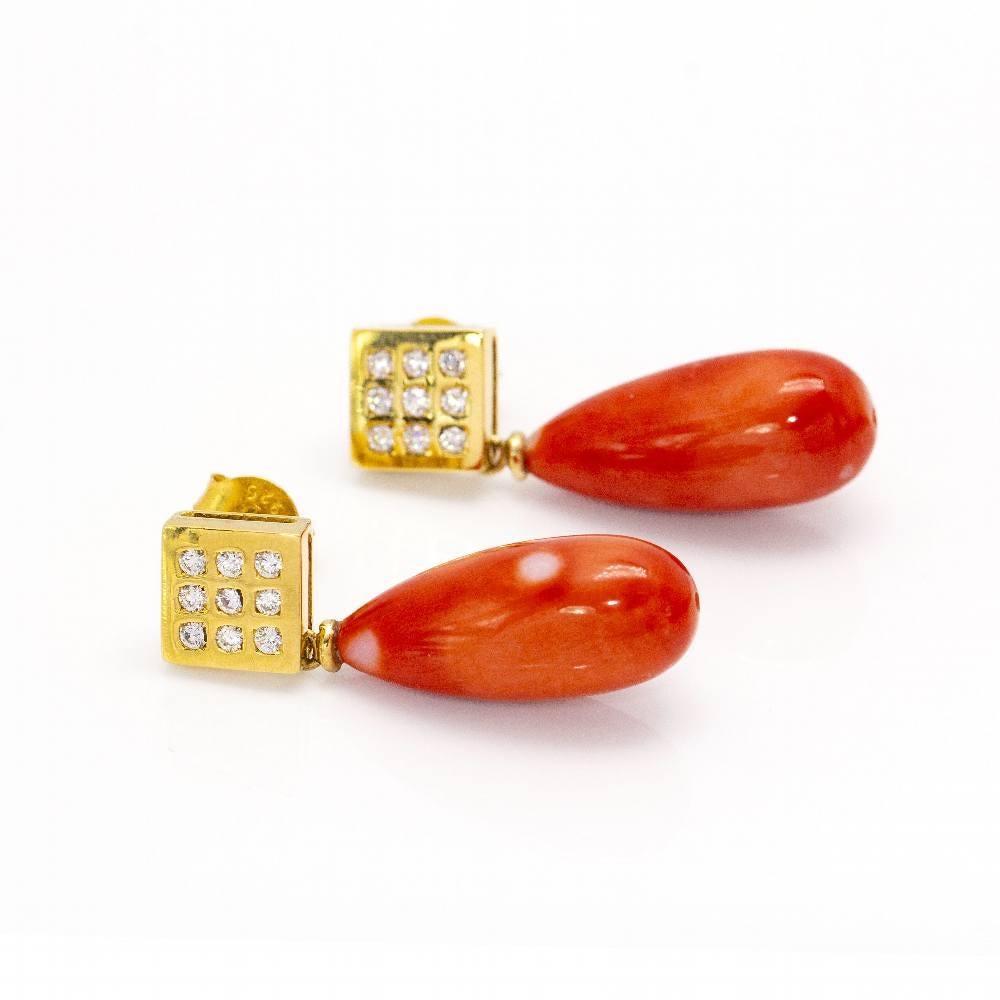 Orecchini in oro giallo per donna  18x Diamanti taglio Brilliante con peso totale di circa 0,20ct in qualità H/VS e 2x Coralli naturali Briolé  Chiusura a pressione  oro giallo 18 kt  8,92 grammi.  Misure: 3,1 cm di altezza e 1,1 cm di larghezza 