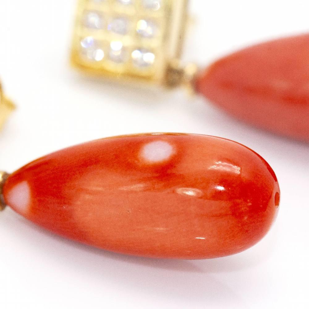 Donna Orecchini in oro, corallo e diamanti in vendita