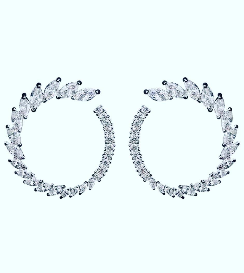 Contemporary Certified 4.00 Carats Diamonds 18K Gold Earrings  For Sale