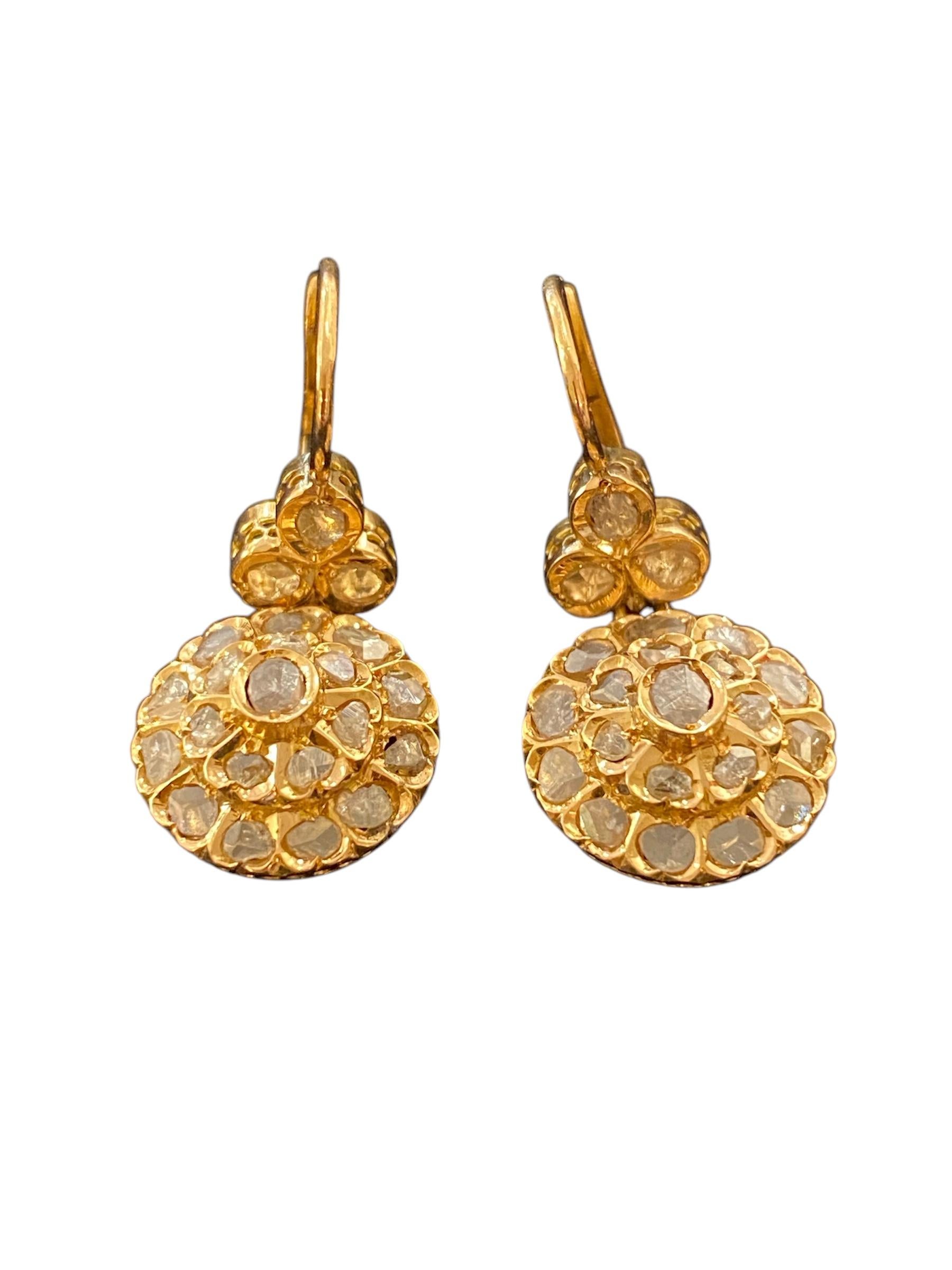 
Ohrringe aus 19,2 kt - 800 ‰ Gelbgold, rosettenförmig, besetzt mit 44 Diamanten im Rosenschliff mit einem Gesamtgewicht von 1,14 ct. Portugiesisch, Anfang des 20. Jahrhunderts. Markierungen unleserlich.