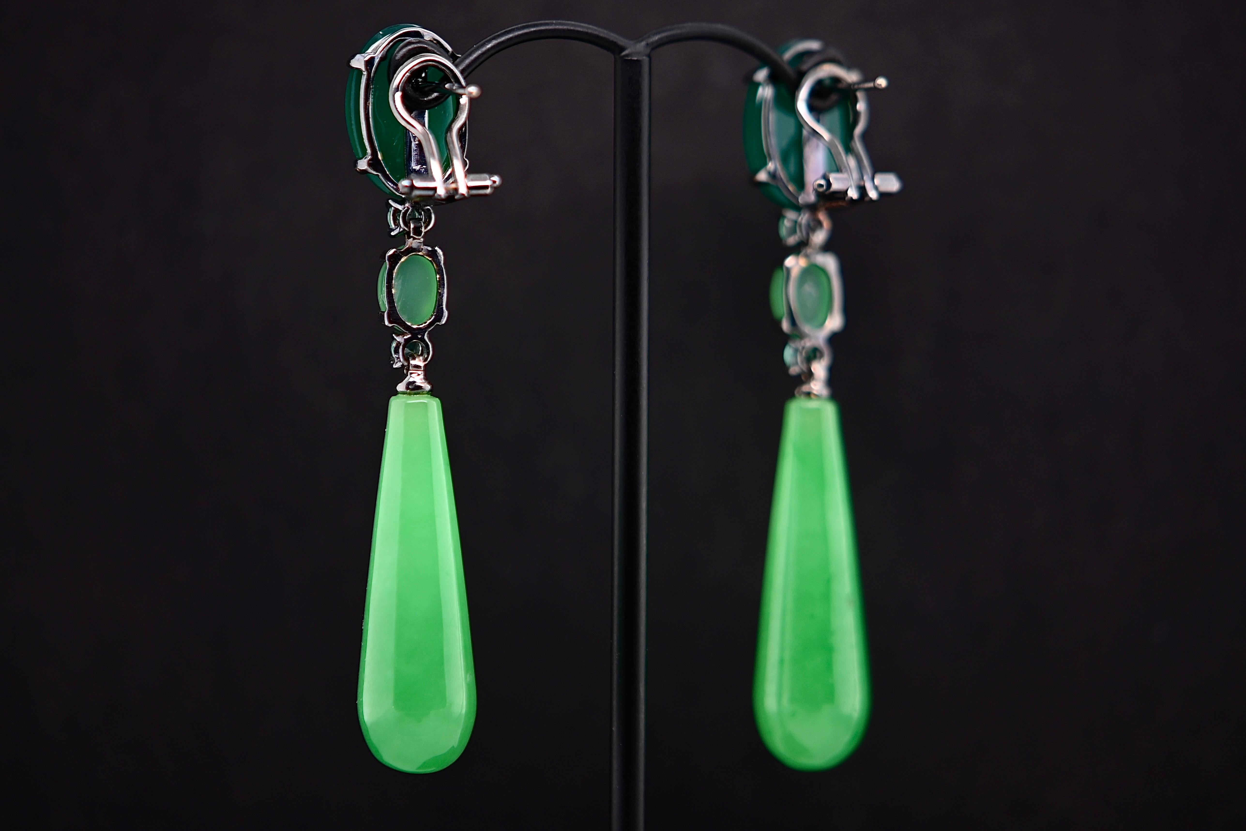 Earrings in Green Agate and Jade Set with 32-Carat Emeralds In New Condition For Sale In Vannes, FR