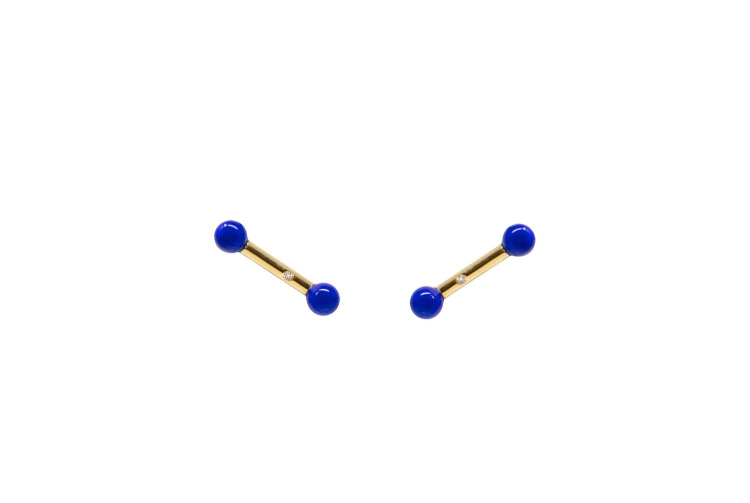  Boucles d'oreilles en or jaune 18 carats avec diamants, lapis-lazuli. Manchette en Lapis Lazuli. Les boucles d'oreilles peuvent être portées avec ou sans la manchette en perles de calcédoine bleue.
Pierres sculptées à la main à partir d'un design