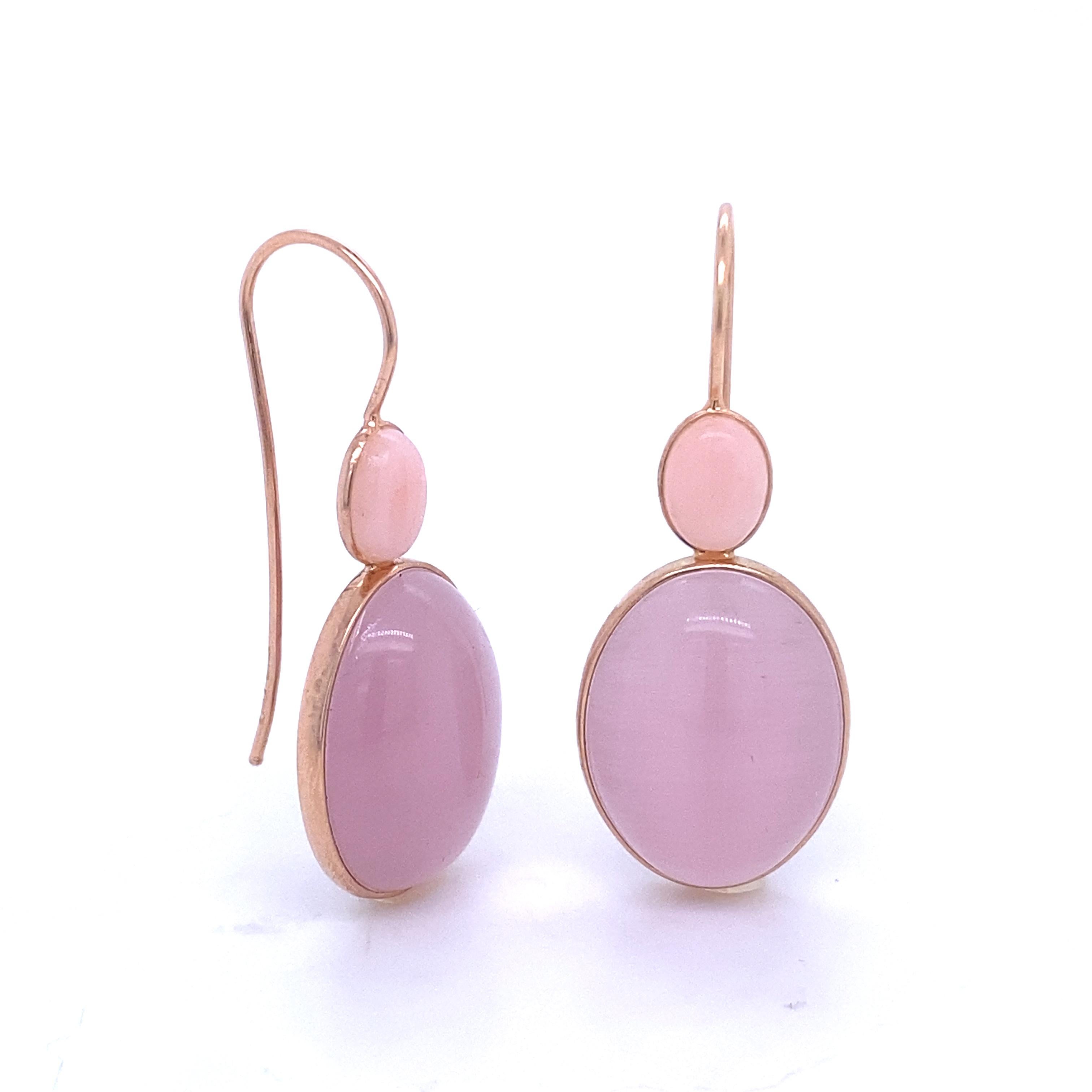 Earrings in Pink Gold Cabochon of Opal and Pink Quartz
French Collection by Mesure et Art du Temps.

18 Carat pink gold earrings accompanied by cabochon of opal and pink quartz. The earring measures 4 cm in width and 1.5 cm in length. The earrings