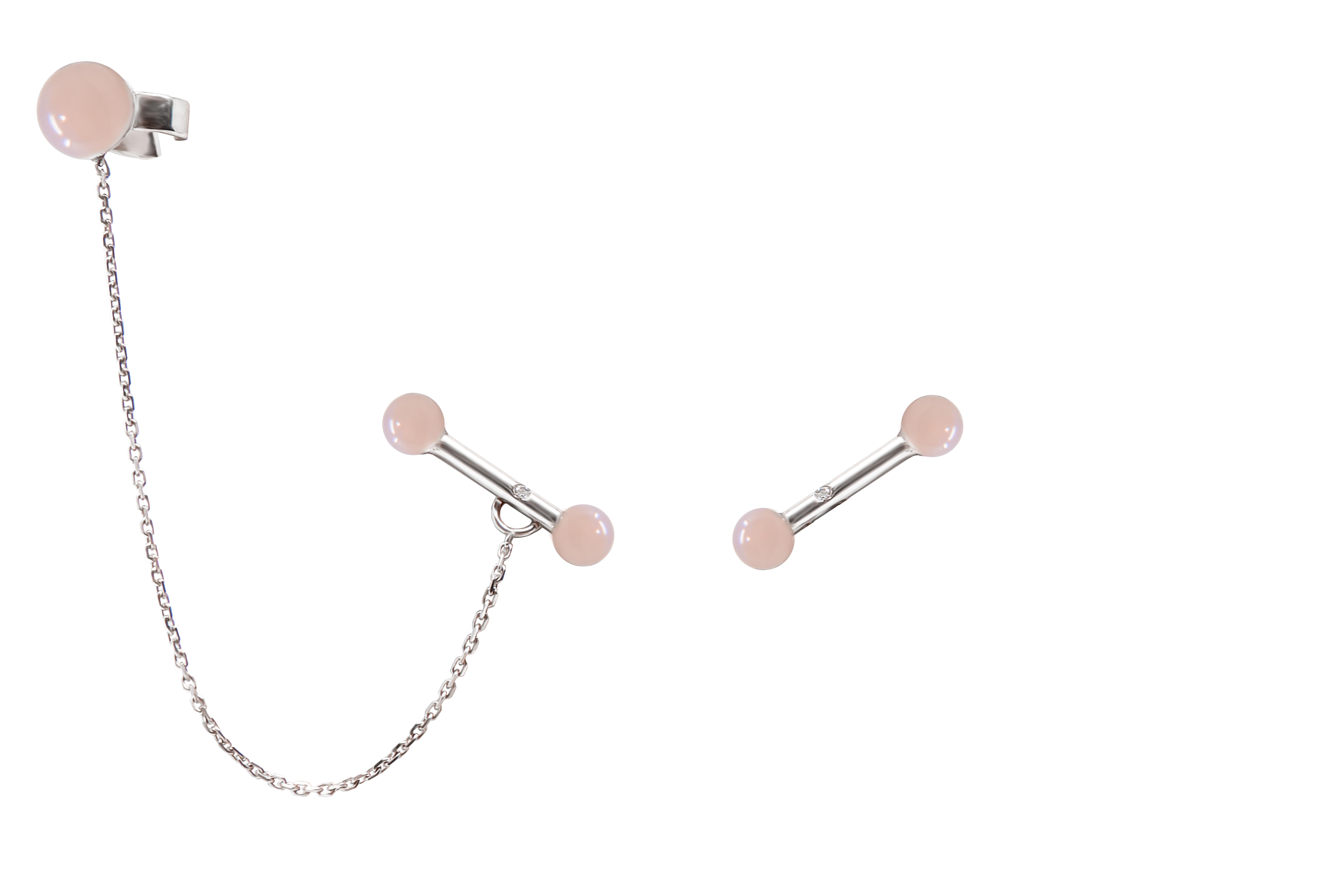 Boucles d'oreilles en or blanc 18 carats avec diamant, opale rose et une manchette en opale rose enchaînée.  Les boucles d'oreilles peuvent être portées avec ou sans la manchette en perles Pink Opal.
Pierres sculptées à la main à partir d'un design