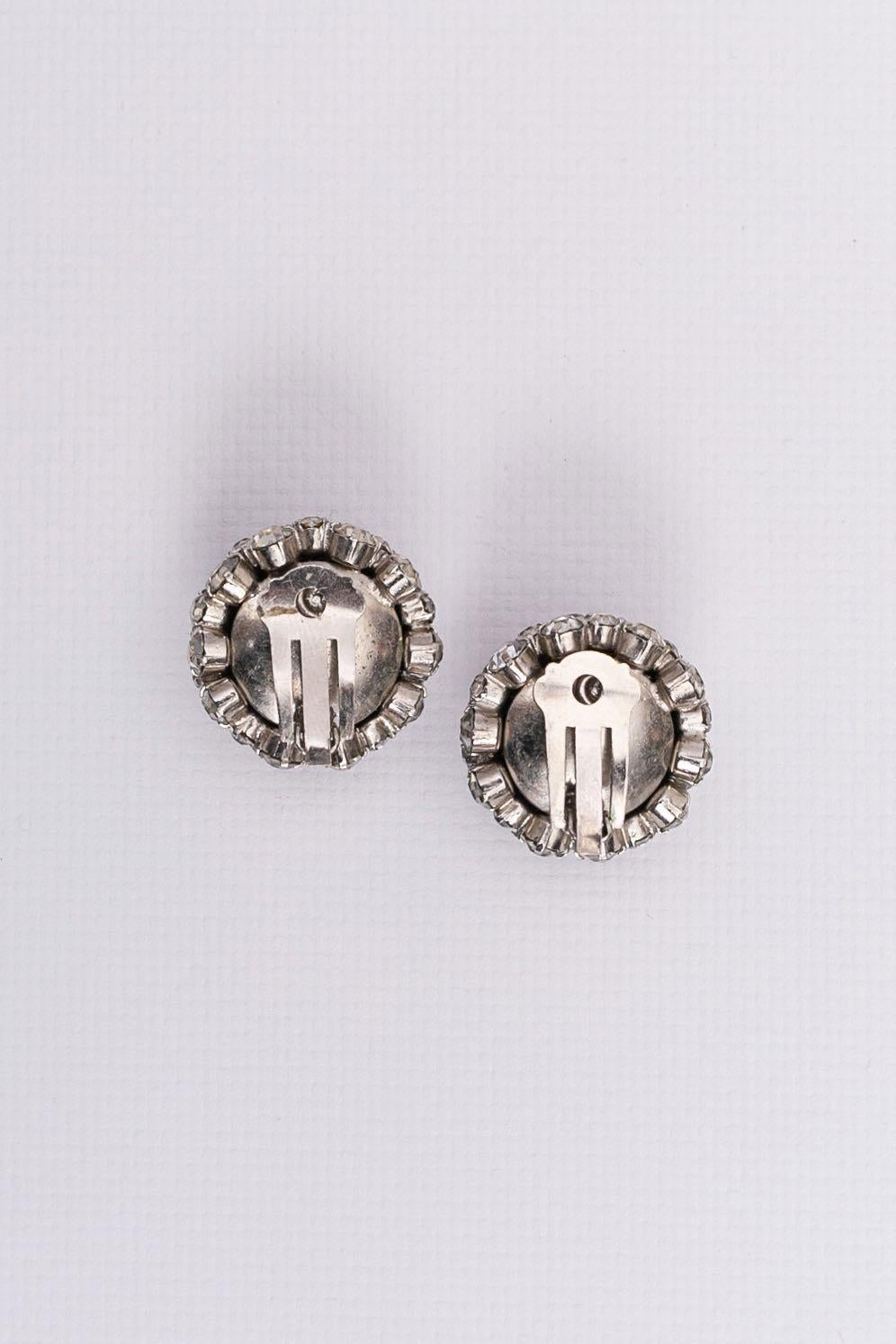 Boucles d'oreilles en métal argenté et rhinsetones en vente 2